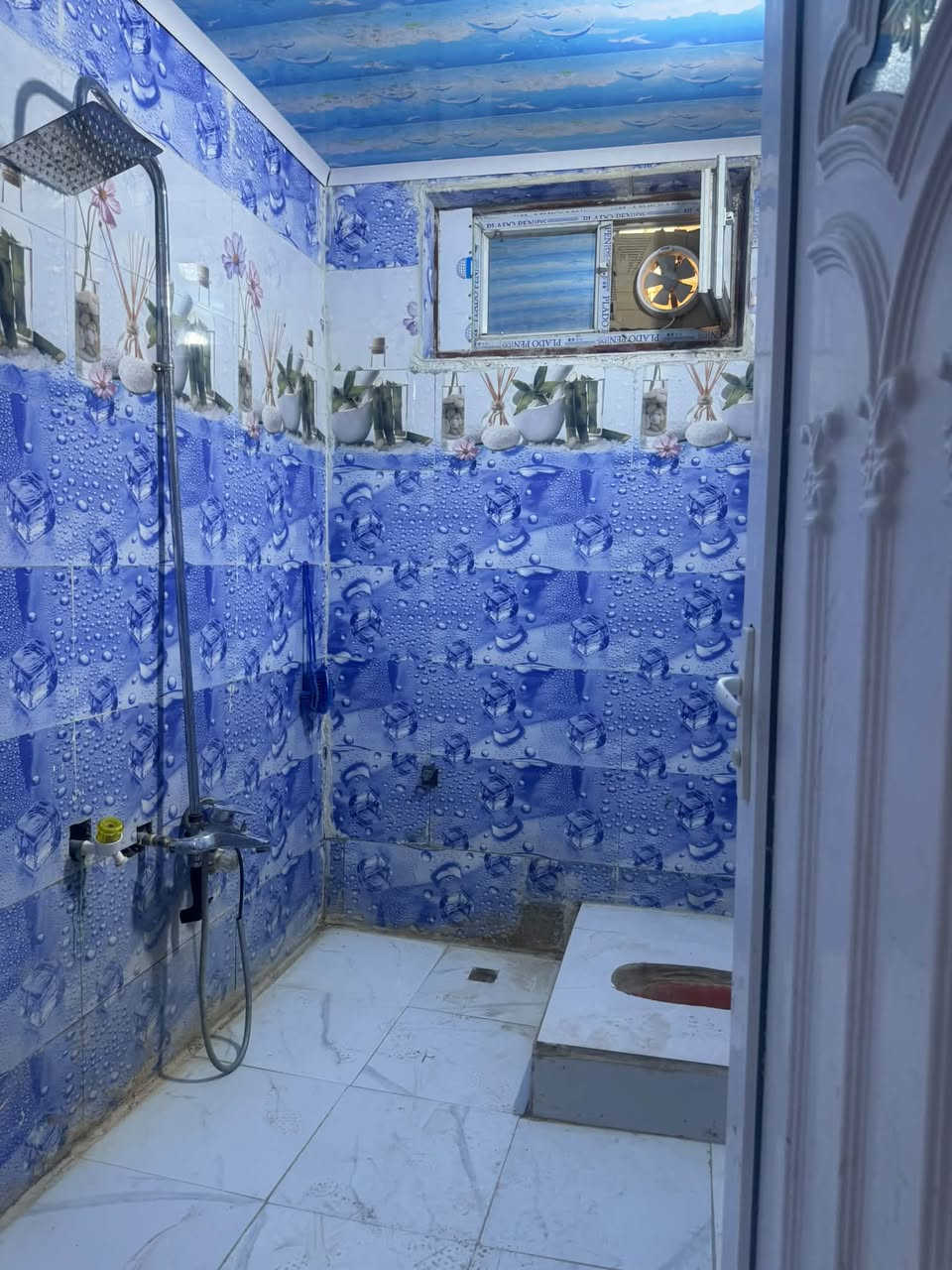 بيت للإيجار ٢٠٠ متر مجمع بيتي الثاني طابق واحد يتكون من غرفة نوم وصالة صالة ومطبخ واستقبال وحديقه سعر الايجار ٣٢٥ شامل اجور الماء والكهرباء اتصال ***********
