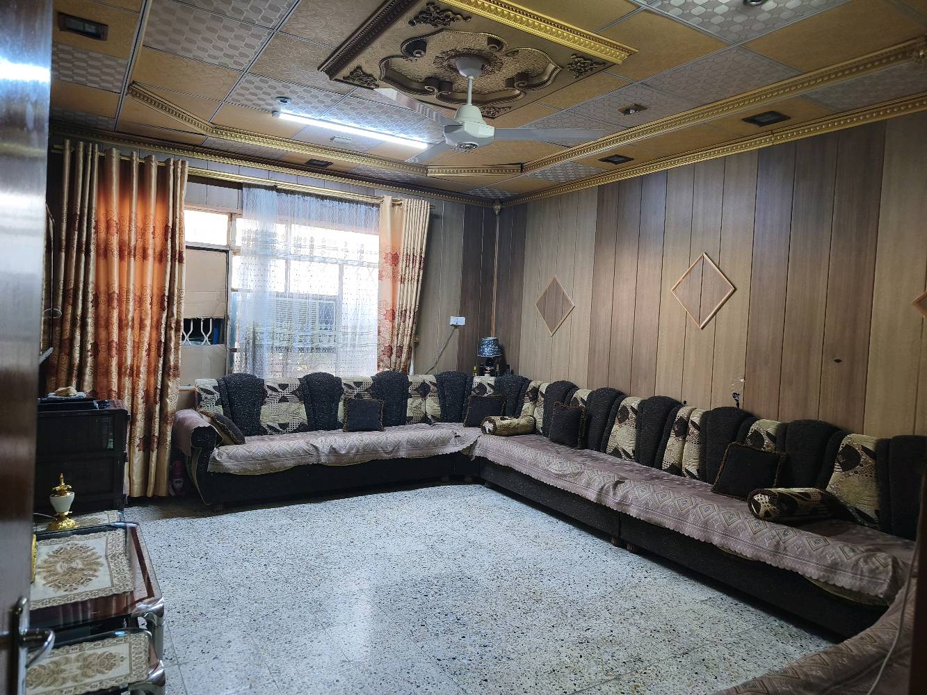 دار للبيع في حي البكر قرب جامع الشهيد مجول 
مساحة 225م اتجاه شروق تام 
6غرف نوم استقبال وهولين وصحيات بالطابقين وكراج وحديقة ومناور لمزيد من المعلومات الاتصال على 
***********