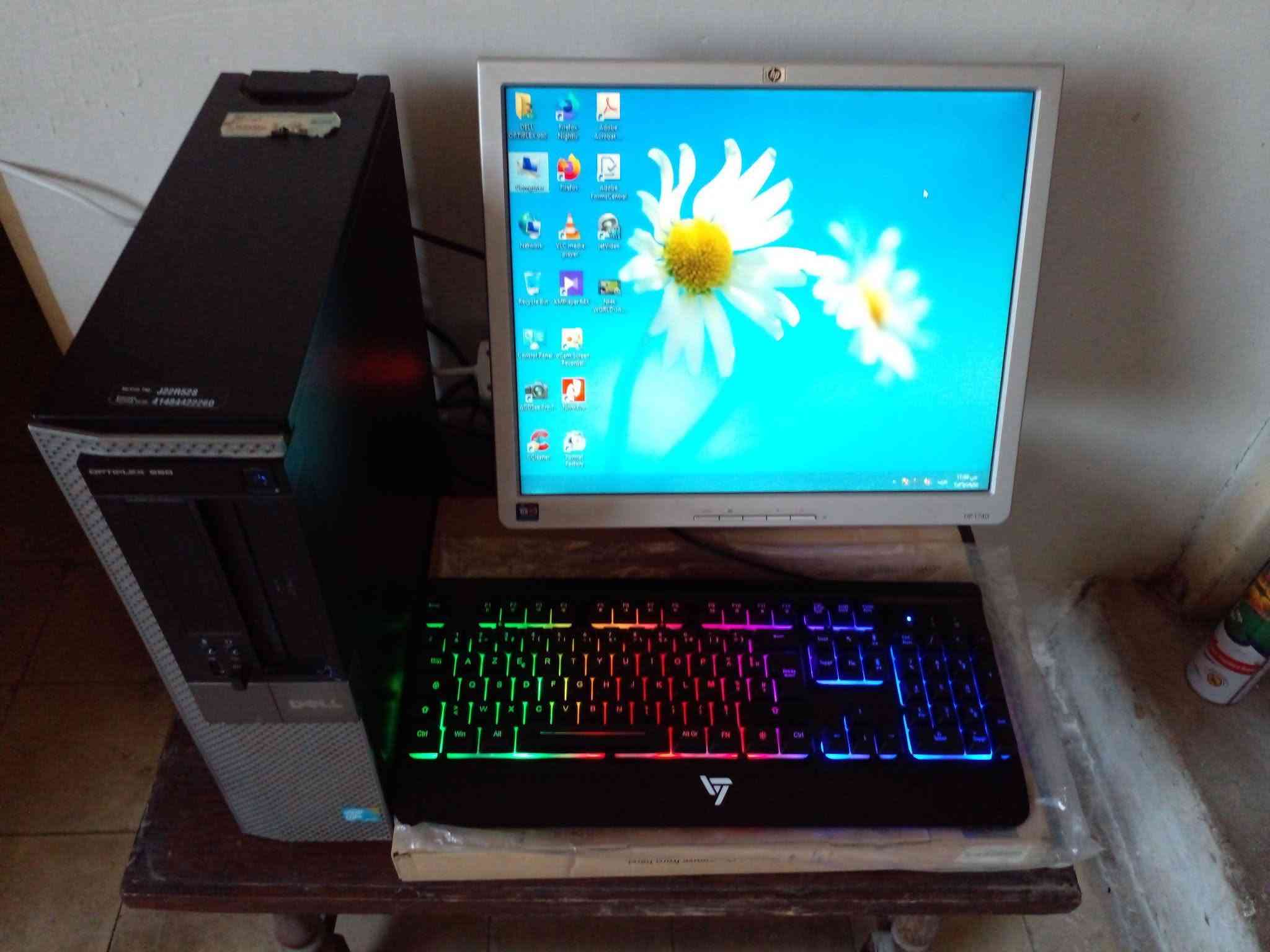 للبيع حاسبة مكتبية سستم DELL  تعمل بشكل ممتاز
شاشة HP  حجم  17
المعالج  انتل  core 2 duo
رام  4G
هارد  320G  HDD 
مشغل اقراص   DVD
ماوس
كيبورد ضوئي
مع كافة الكيبلات  
سعر   55  الف   لايوجد توصيل المكان بغداد شارع فلسطين    ***********

نص مكتوب في الصور:
- System Rating: System rating is not available Processor: Intel(R) Core(TM)2 Duo CPU E8400 @ 3.00GHz 2.99 GHz Installed memory (RAM): 4.00 GB System type: 64-bit Operating System, x64-based processor Pen and Touch: No Pen or Touch Input is available for this Display Computer name, domain, and workgroup settings Computer name: DELL960 Full computer name: DELL960 Computer description: Workgroup: WORKGROUP Windows activation Windows is activated View details in Windows Activation Product ID: 00178-70000-00011-AA011
- Memory Channel Mode = Single Memory Technology = DDR2 DIMM_1 Size = *** DIMM slot empty *** DIMM_3 Size = *** DIMM slot empty *** DIMM_2 Size = 2 GB DIMM_4 Size = 2 GB Processor Information Processor Type = Intel(R) Core(TM)2 Duo CPU E8400 @ 3.00GHz Processor Speed = 3.000 GHz Processor Bus Speed = 1.333 GHz Processor L2 Cache = 6 MB Processor Id = 1067A Microcode Version = A07 Multi Core Capable = Yes (Dual) SMT Capable = No 64-bit Technology = Yes (Intel EM64T) PCI Information SLOT1 = {Empty} SLOT2 = {Empty}
- Manufacture Date = 06/10/2010 Ownership Date = 08/11/2010 Memory Info Memory Installed = 4 GB Memory Speed = 800 MHz Memory Channel Mode = Single Memory Technology = DDR2 DIMM_1 Size = *** DIMM slot empty *** DIMM_3 Size = *** DIMM slot empty *** DIMM_2 Size = 2 GB DIMM_4 Size = 2 GB Processor Info Processor Type = Intel(R) Core(TM)2 Duo CP
- Disk 0 Basic 298.09 GB Online (C:) 63.71 GB NTFS Healthy (System, Boot, Page File, Active) New Volume (D:) 234.37 GB NTFS Healthy (Primary Partition) CD-ROM 0 DVD (E:) No Media Unallocated Primary partition