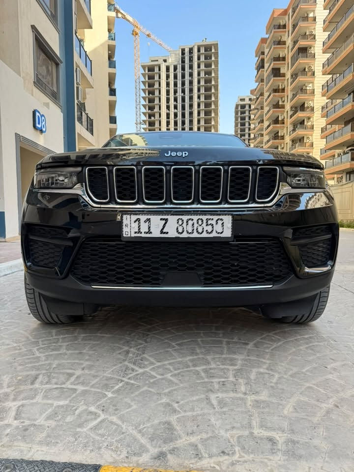 للبيع جيب كراندشيروكي 2023 بانزين6 سلندر سيارة تراي زيرووو  ب 280 ورقة
✅ اللون: أسود
✅ الحالة: حادث فقط جاملغ بدون صبغ مبدل نفس اللون مع العلم السيارة فقط جاملغ  بدون أي صبغ في هيكل السيارة، والسيارة بحالة ممتازة. دعاميات بلادية لايتات اصلية 
✅كير محرك كهربائيات كفالة 
✅ تحويل ثاني يوم 

أبرز المواصفات:
🔹 محرك 3.6لتر تنفس طبيعي قطرة دونز مابيها بقوة 293 حصان. 
🔹 ناقل حركة أوتوماتيكي 8 سرعات.
🔹 نظام دفع رباعي Quadra-Trac II.
🔹 إمكانية القيادة  لتوفير الوقود.
🔹 شاشة لمس تدعم Apple CarPlay وAndroid Auto لاسلكياً.
🔹 شاشة عدادات رقمية.
🔹 مقاعد جلد كهربائية مع تدفئة للمقاعد الأمامية.
🔹 مقود مدفأ متعدد الوظائف.
🔹 تشغيل بصمة (Keyless Entry & Push Start).
🔹 كاميرا خلفية مع حساسات أمامية وخلفية.
🔹 مثبت سرعة ذكي مع أنظمة أمان متقدمة.
🔹 نظام المحافظة على المسار، والتحذير من الاصطدام، ومراقبة النقطة العمياء.
🔹 مكيف أوتوماتيكي ثنائي المناطق.
🔹 مصابيح LED أمامية وخلفية.
🚗 سيارة تجمع بين الفخامة، الأداء القوي، والاقتصاد في استهلاك الوقود، ومناسبة للاستخدام اليومي والسفر.
📍 الموقع: بغداد المنصور 

📞 للاستفسار والتواصل ***********

للجادين فقط.
