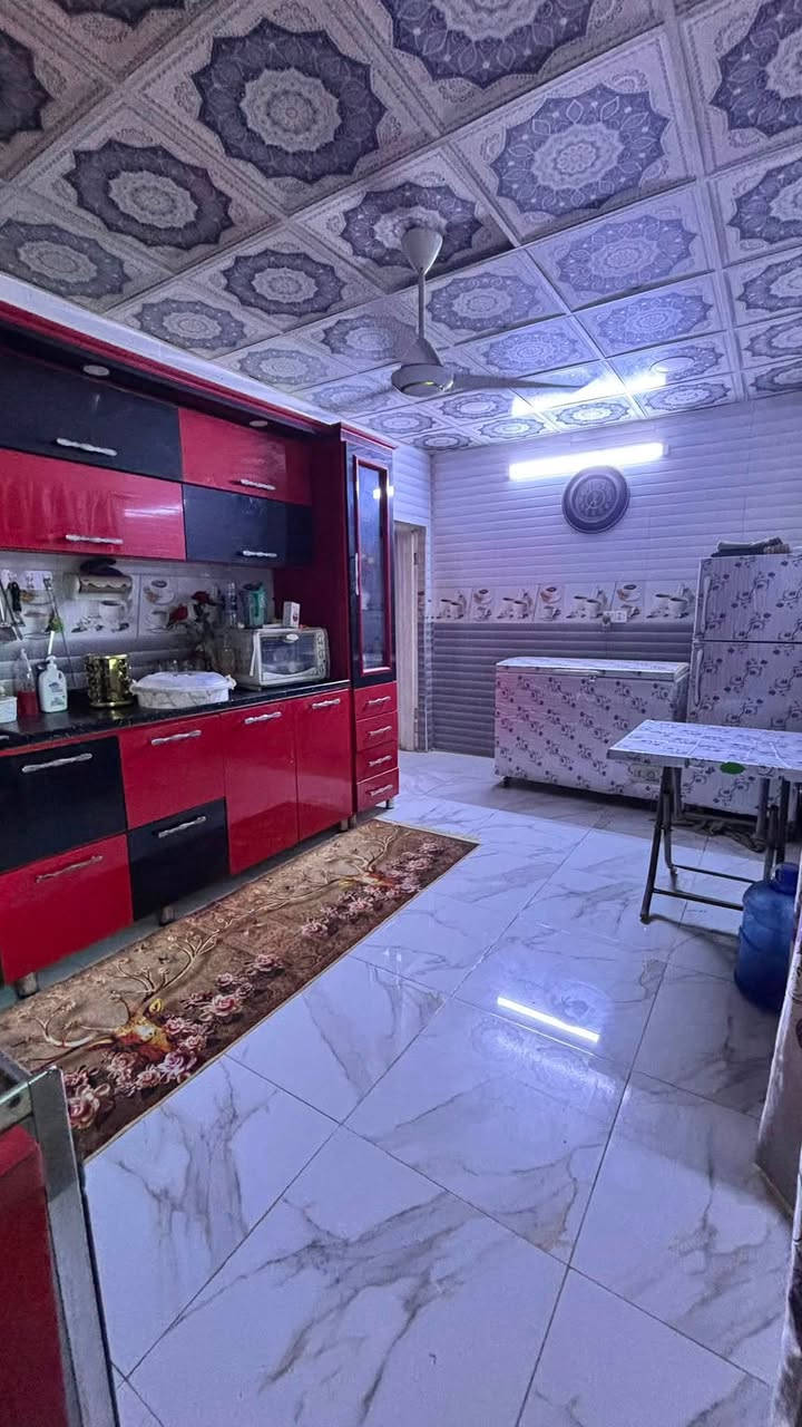 بيت للبيع في حي الجزائر شارع الضغط العالي
المساحة الكليه ١٤٠ 
البيت دولان (١٠*٢)
طابقين مسلح ٤ غرف نوم ترميم حديث ٢٠٢٣للبيت كامل 
للاستفسار اكثر 
***********
السعر ١٦٠ وبي مجال بسيط
