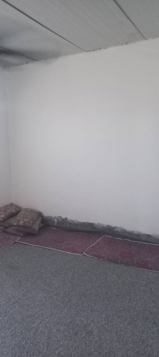 السلام عليكم
بيت للبيع بمشروع اعويد خلف محل ابو محمد 
 مساحه ٢٢٠ متر نزال ٢٠ وجه ١١ و٧٠ 
يحتوي علا غرفتين ٤×٥ /صاله ١٠×٤ مطبخ ٦×٤ /استقبال ٦×٧ وطرمه وحمامات  بيت ملبوخ من الداخل و كامل كهرباء  مي  خط مولد كله جاهز ***********

