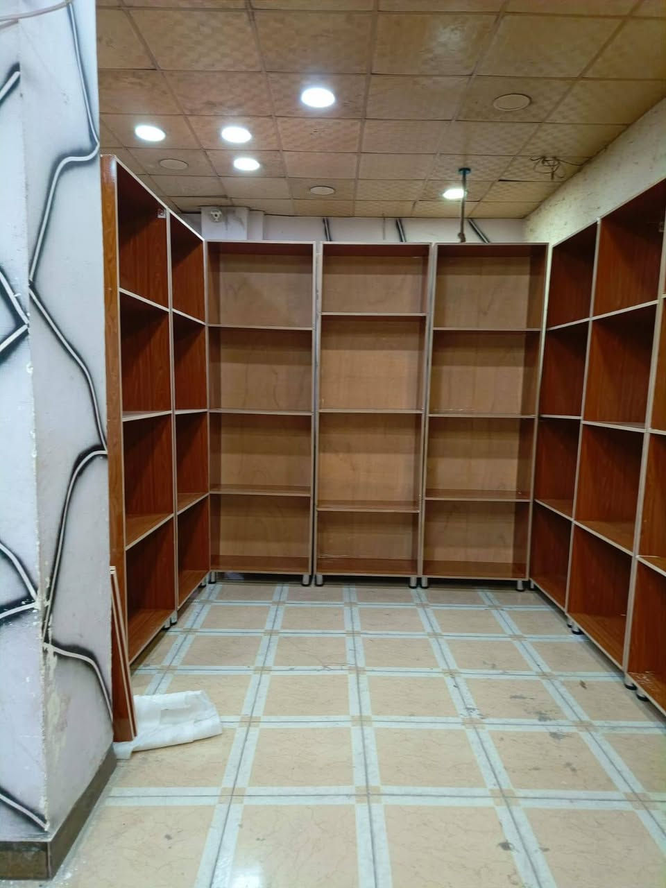 السلام عليكم  فاترينات للبيع المكان كربلاء  العدد17 قطعه
***********
