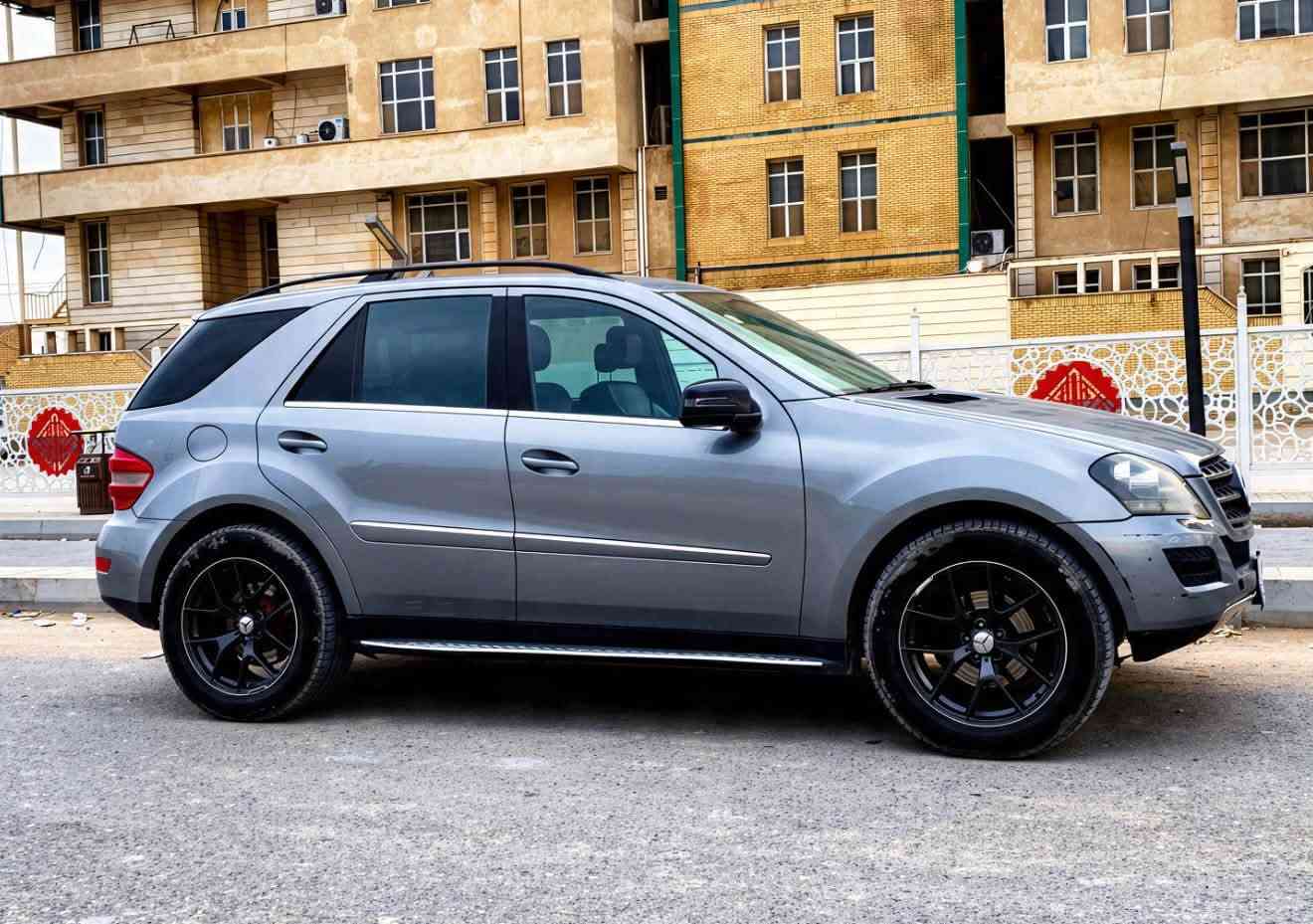 مرسيدس ml350 موديل ٢٠١١ 
مكينة ٣.٥
بيها طعجة بالبنيد وطعجة بالهلال الخلفي 
رقم سليمانية بسمي تحويل وكالة جاهز 
مكاني الديوانية *********** 
السعر 100 وبيها مجال قليل السيارة جاهزة من كلشي
