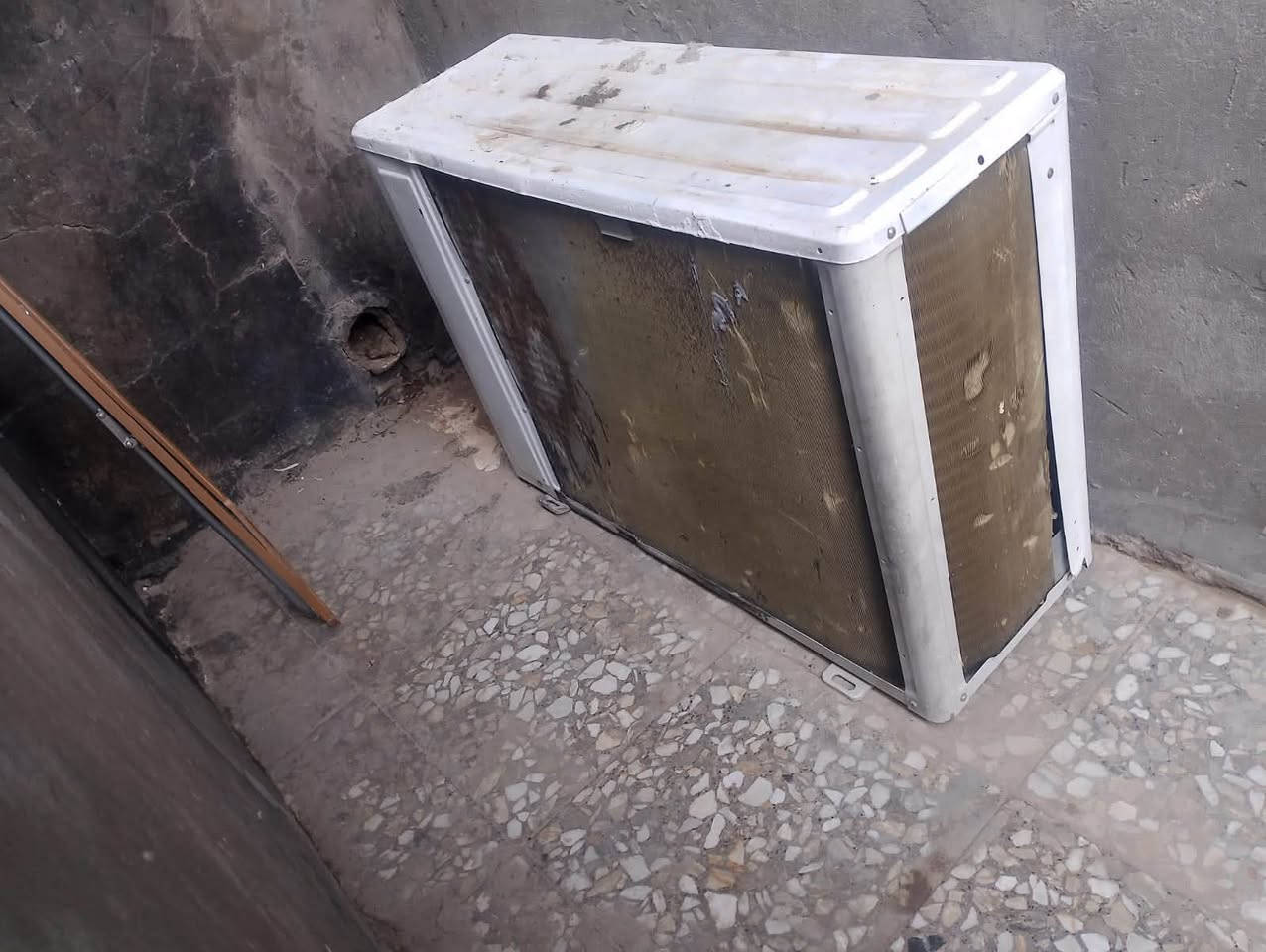 سلام عليكم ورحمة الله وبركاته سبلت البيع 2طن ونص عوزه فقط قطعه خارجيه العنوان بغداد حي نصر رقم الهاتف ***********
