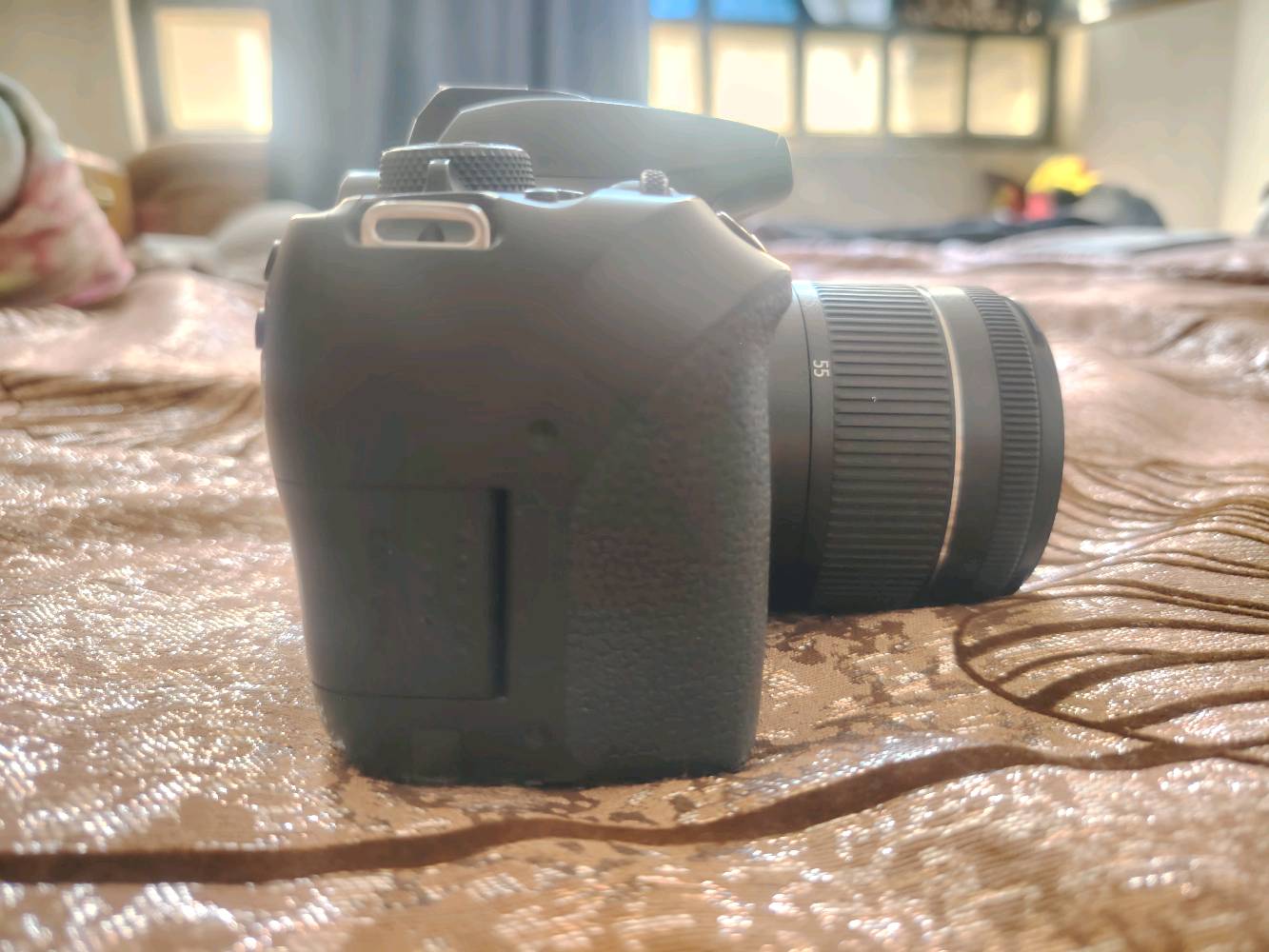 للبيع كاميرا Canon 850D الاحترافية + عدسة   85mm للبورترية والجودة العالية 
متوفر توصيل🚚

الكاميرا وحدها 700 الف
العدسة الاحترافية 400 الف
النظافة 95% 


المميزات :
كاميرا Canon EOS 850D (المعروفة أيضاً باسم Rebel T8i) تعتبر من أقوى كاميرات الفئة المتوسطة (DSLR) التي أطلقتها كانون.

جودة الصور والمعالج
 * المستشعر: بدقة 24.1 ميجابكسل من نوع APS-C (يقدم صوراً عالية التفاصيل ممتازة للطباعة والتعديل).

 * المعالج: DIGIC 8 سريع جداً في معالجة الصور وتحسين الأداء في الإضاءة المنخفضة.
 * حساسية الضوء (ISO): تبدأ من 100 إلى 25,600 (وتصل إلى 51,200 في الوضع الممتد).

نظام التركيز والتصوير السريع
 * نقاط التركيز (AF): 45 نقطة تركيز متقاطعة (Cross-type) لتتبع الأهداف بسرعة ودقة عبر الشاشة أو المنظار.

 * التركيز البؤري التلقائي: تقنية Dual Pixel CMOS AF تضمن فوكس سريع جداً وسلس أثناء تصوير الفيديو.

 * تتبع العين والوجه: دعم ميزة Eye Detection AF للتثبيت على عين الشخص أثناء التقاط البورتريه أو الفلوجات.

 * سرعة التصوير المتتابع: تصل إلى 7 إطارات في الثانية (7 fps)، ممتازة لتصوير الحركة والرياضة.
تسجيل الفيديو

 * دقة 4K: تصوير فيديو بدقة UHD 4K حتى 24/25 إطار في الثانية.

 * دقة Full HD: تصوير بدقة 1080p حتى 60 إطار في الثانية للقطات الانسيابية.

 * التثبيت الرقمي: مثبت رقمي مدمج 5-Axis Digital IS لتقليل اهتزاز الفيديو عند التصوير باليد.

 * فيديو عمودي: تدعم تصوير الفيديو بالطول المباشر لتسهيل رفعه على منصات التواصل الاجتماعي.

الشاشة والتصميم والاتصال
 * الشاشة: متحركة بالكامل (Vari-angle) وتعمل باللمس بحجم 3.0 بوصات (مثالية للتصوير بزوايا صعبة أو صناعة محتوى الفلوج).

 * عجلة تحكم ثنائية (Dual Dials): تحتوي على عجلة خلفية إضافية تسهل التحكم السريع بفتحة العدسة وسرعة الغالق.

 * الوزن: خفيفة ومريحة للاستخدام الخارجي والفرامات الطويلة (حوالي 515 جرام).

 * الاتصال: مدمجة بتقنيات Wi-Fi و Bluetooth لنقل الصور فوراً للموبايل أو التحكم بالكاميرا عن بُعد.

 * المنافذ: تحتوي على منفذ مايكروفون خارجي (3.5mm) لتركيب مايك احترافي.
