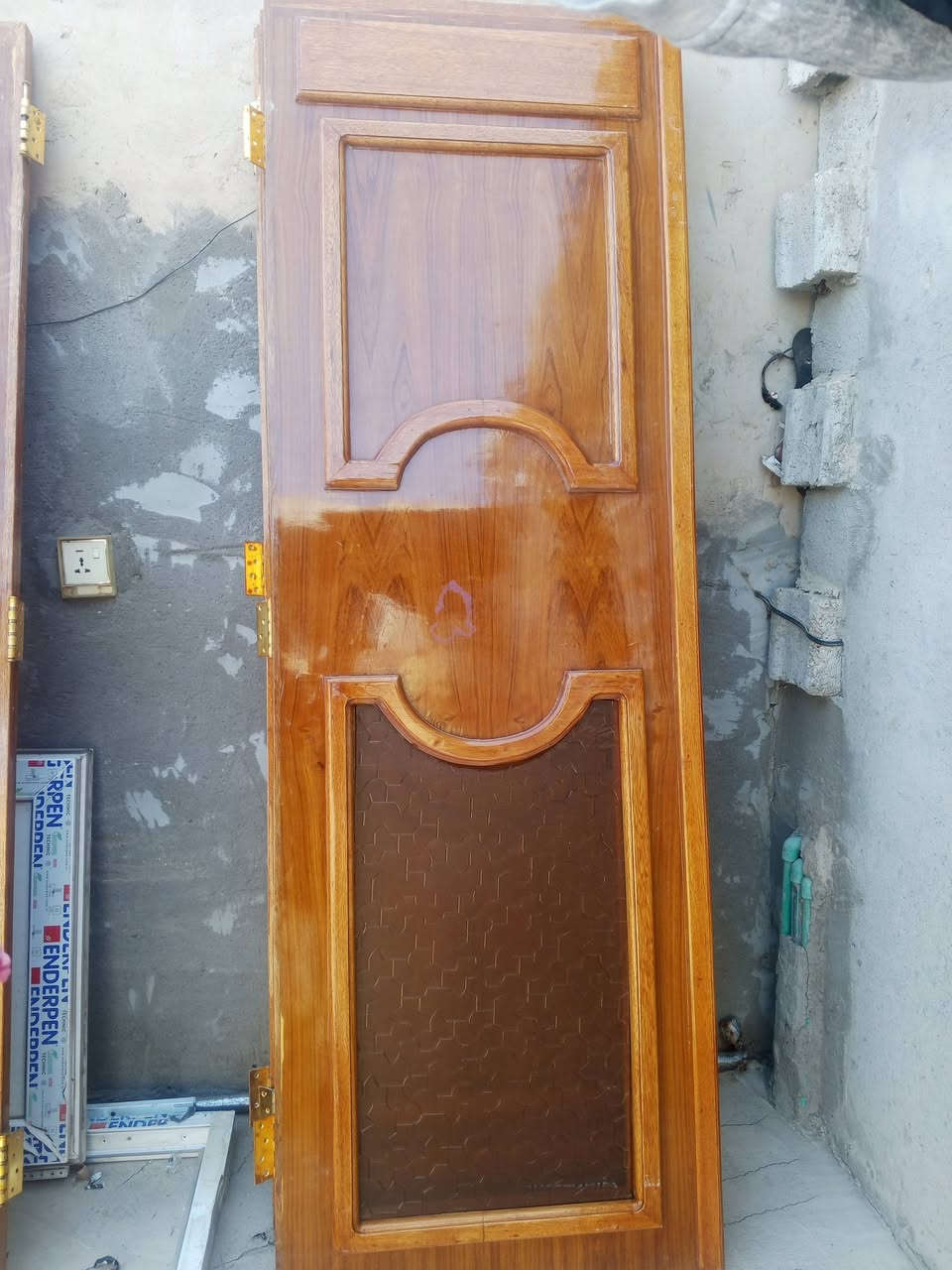 سلام عليكم هاذه باب للبيع ديكور  اربع قطع المكان كوت حي الحكيم الاستفسار علا رقم ***********
