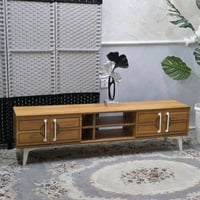 ميز شاشة بتصميم مودرن وأنيق  يضيف لمسة مرتبة وفخمة للصالون، وحجمه مناس...