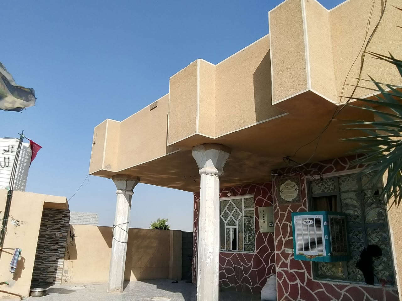 بيت للبيع أو مراوس حسب القناعه مساحة 300 متر استقبال كلدور هول صاله غرفتين نوم مطبخ ترك داير البيت صحيات داخليه وخارجيه مكان العريفيه خلف قصابه المصطفى ***********
