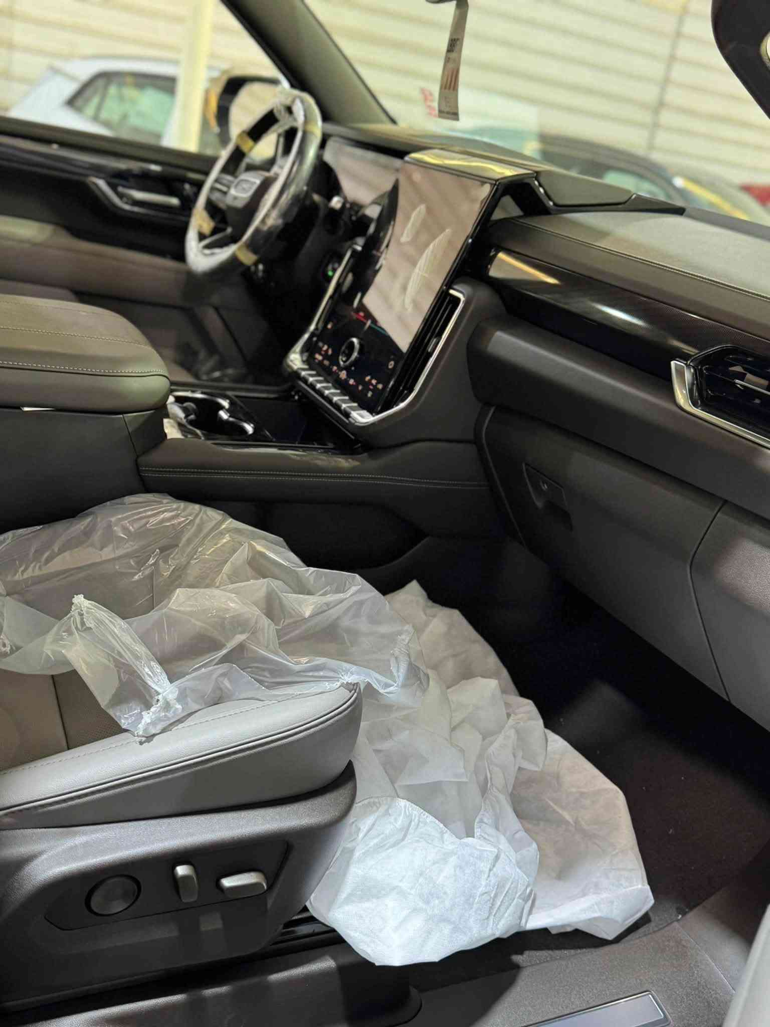 جمسي يوكن الفيشن 2026 زيرو
 حجم المحرك 5.3 V8 

 مفتاح التشغيل بصمة  

 تشغيل عن بعد 

بنوراما فتحت سقف

حساسات أمامية 

حساسات خلفية 

لايت زينون + LED 

 دخول بصمة ذكي 

 حجم الاطار R20 

 اشارة في المرايا الجانبية وكهرباء 

 ا ABS 

 دشبول شاشة ديجيتال 

 شاشة Apple Car play 

 سماعات سستم صوت شركه BOSE

 كاميرا دوارة 

لانارة الداخلية LED  

 مثبت السرعة Cruise 

 المودات والاوامر الصوتية 

 ا Bluetooth / T YPCE 

مخرج منفذ الطاقة 

مكان السياره بغداد 

واي استفسار ***********
