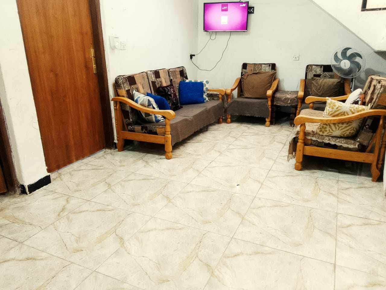 السلام عليكم بيت للبيع
المساحة الكلية 150
يحتوي على كراج 
صحيات خارجيه 
صاله 
مطبخ 
حولي 
منور + ترك 
عدد غرف النوم 2
حمام و صحيات 
العنوان الراشديه 
حي السلام قرب جامع الرقيب

للاستفسار والتواصل 
***********
