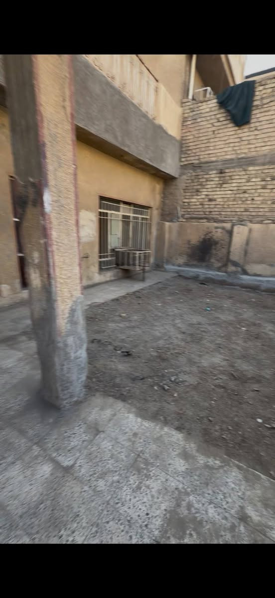 بيت للبيع منطقه حي الجهاد المساحه الكليه200متر يباع نصفين سعر النص135 وبي مجال كل نصف بي غرفتين وصاله ومطبخ وحمام والسعرالكامل 260 سعر جداً مناسب 
الموقع📍مربع الامانه
للاستفسار المراسله او الاتصال على
***********
