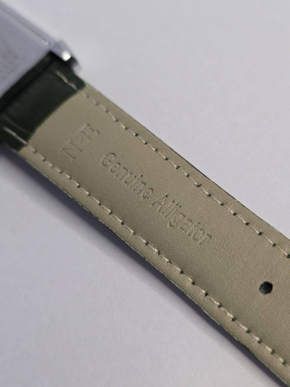 ساعة من ماركة Jaeger‑LeCoultre Reverso 

تحفة فنية 
مصممة لضباط البولو
مكينة كوارتز
وجه قلاب للحفاظ ع الساعة
ميناء فخمة اخضر ملكي مع سنتر ثواني منفصل 
زجاج معدني ضد الخدش 
مقاومة ماء وغبار 
سير جلد طبيعي
القطعة وزن ثقيل 
قفل اصلي 
مختمة بالكامل 

السعر:- 35 الف ع اول تم 
للحجز والاستفسار يرجى مراسلة الصفحه
او واتساب ***********
#ساعات #فولو #لايك #اكسبلور #متابعة
