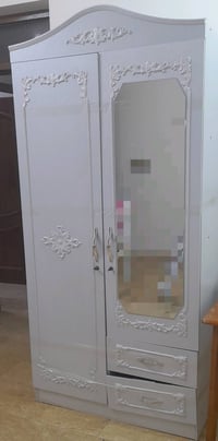 كنتور خشب صيني مستعل للبيع بابين مع مرايه و2 مجرات بيه ضرر بسجة وحده م...