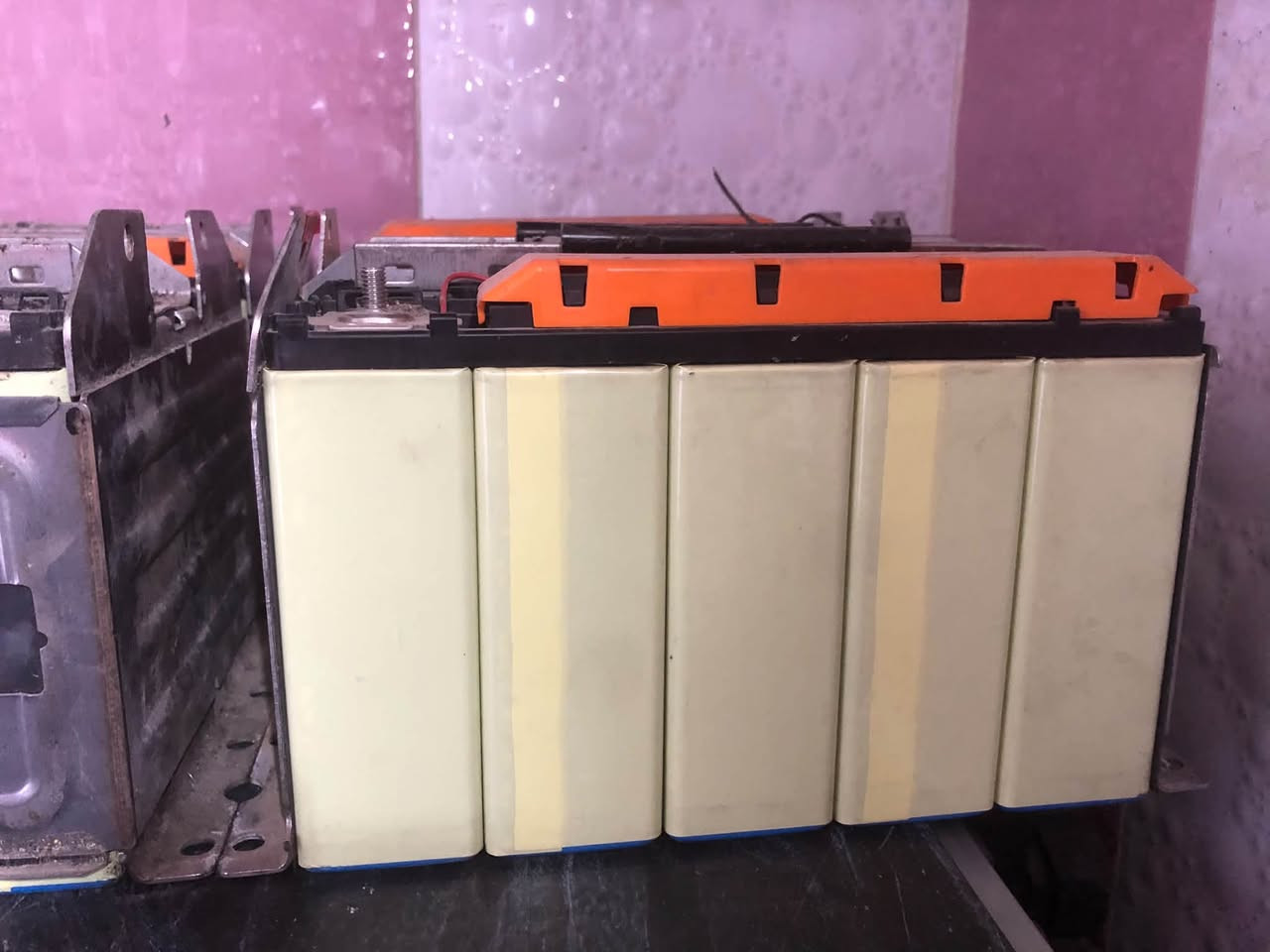 بطاريات الليثيوم على فحص كل حاويه بيه ٥ قطعة شغله 24 ڤولت ٩ حاويات سعر ٤٥٠ الف للكل بغداد ***********
