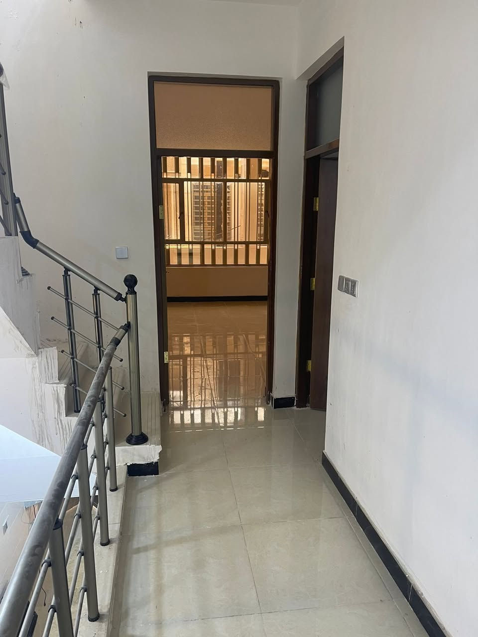 دار للبيع في الشعب العقاري الاولى  المساحة 81 النزال 13.5 الواجهة 6 بناء درجة اولى سنة 2025 يحتوي على ٣ غرف نوم وخدمات  في الطابقين البيت مدخلين للاستفسار على الرقم*********** او واتساب
