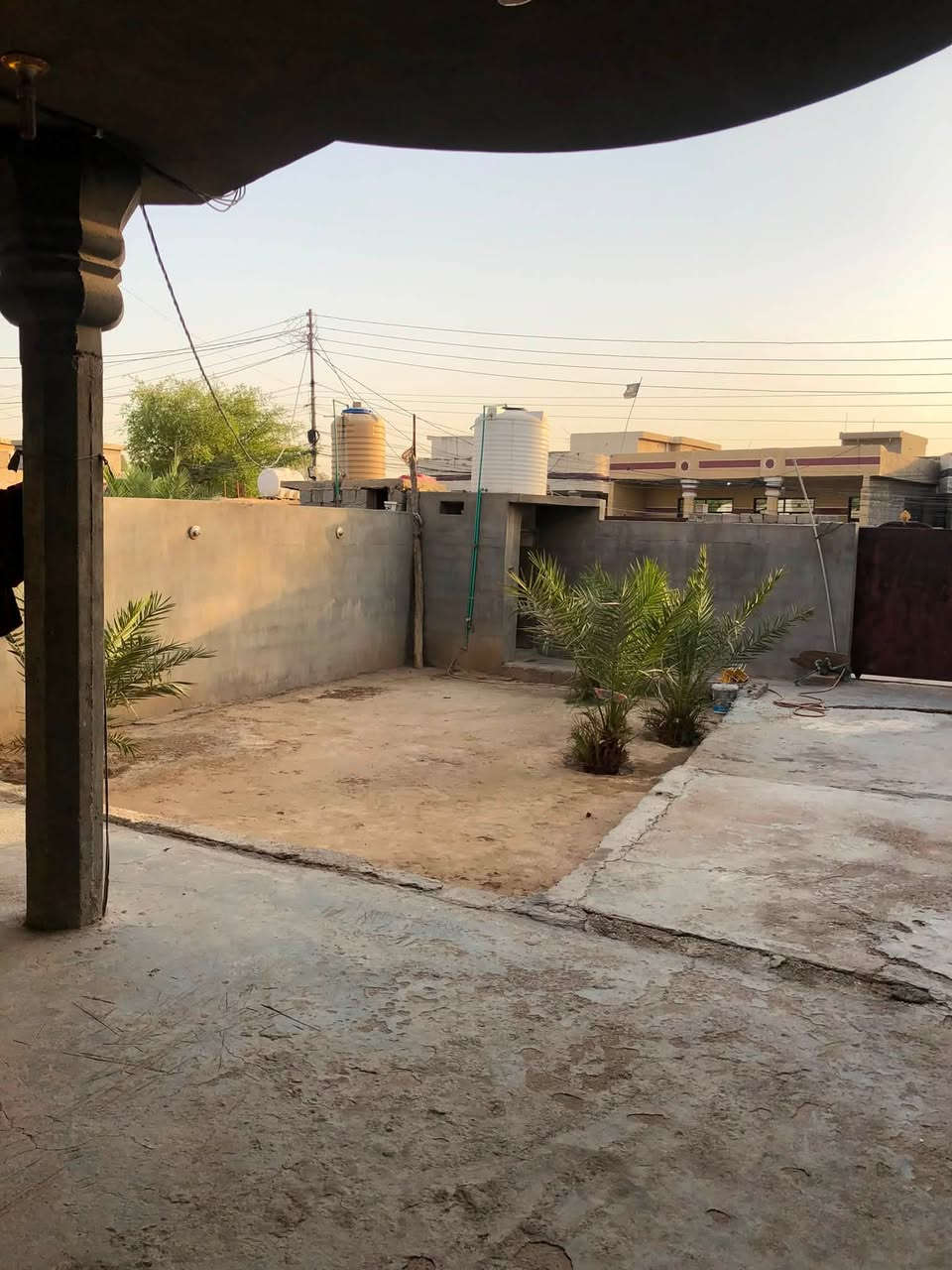 بيت للبيع  مساحه 300يحتوي عل غرفتين نوم صاله صغيره مطبخ أستقبال صحيات خارجيه داخليه جاهز سيرايمك رظيه جدران  العنوان سايد الواحد  تقاطع النهروان منطقه الخنساء 
غير متواجد عل فيس 

لاتصال***********
لاستفسار أ تصال 

#ملاحظة لبيع فارغ تاخذه منا تنزل بي 
الخدمات جاي تعيد مجاري تبليط جديد
