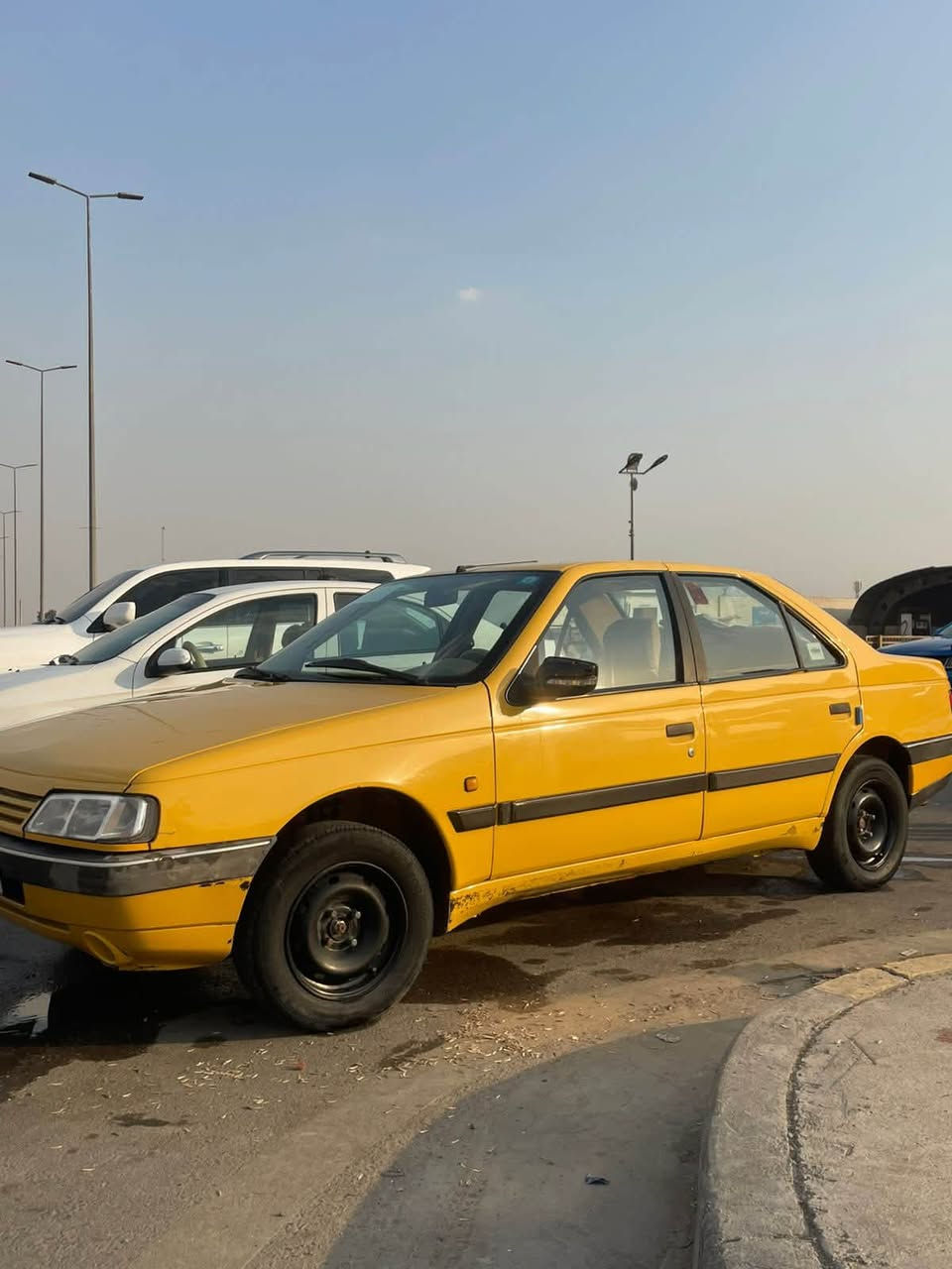 السلام عليكم بيجو GLX 405 موديل2017 رقم انكليزي السيارة جاهزة من كل شي ومابيها اي نقص  كير مكينة حدادية  كهربائيات /تبريدها ثلج السيارة ب اسمي احولك ثاني يوم سنويةلل2027 مكان السيارة بغداد الزعفرانية ***********
