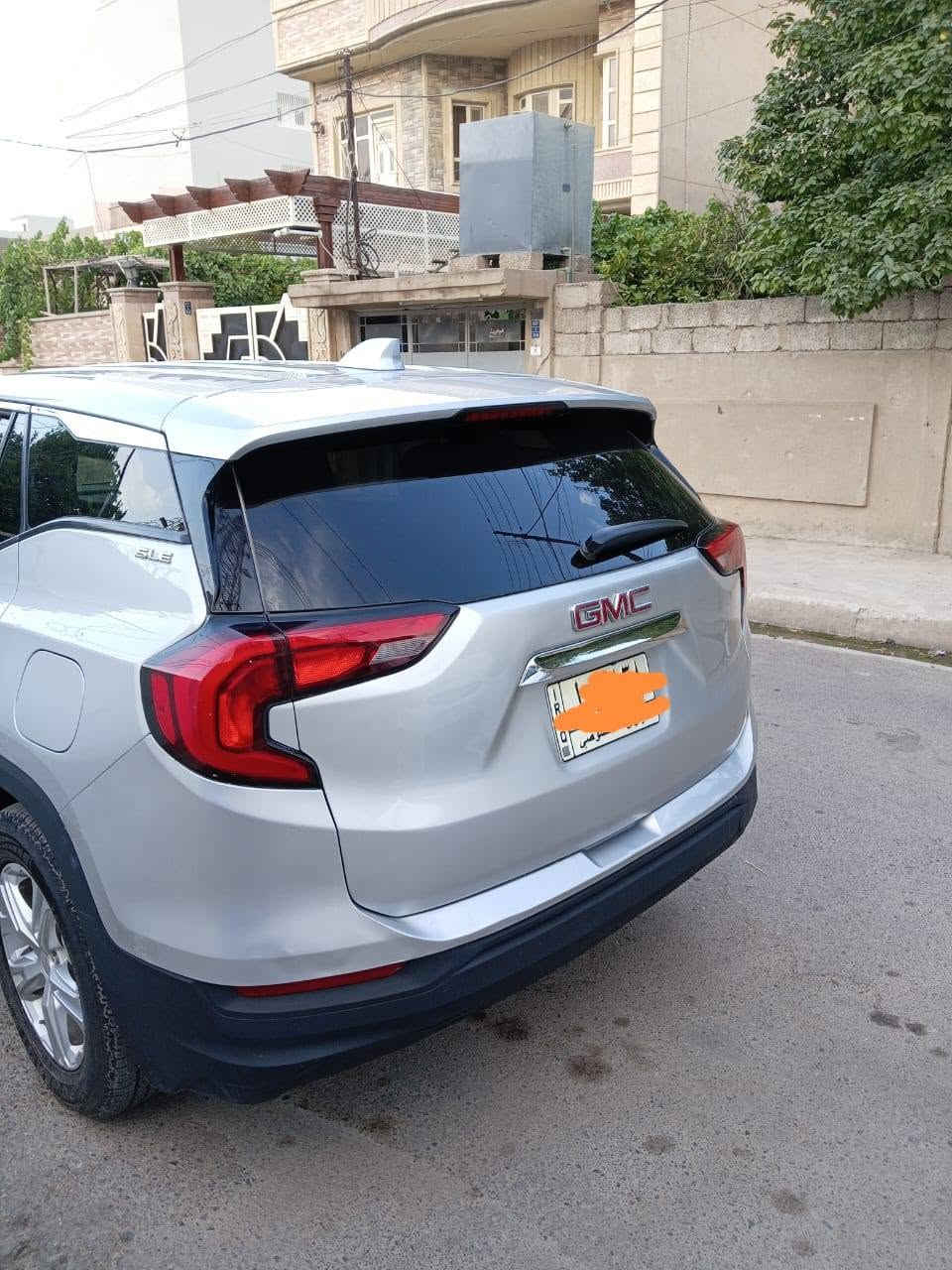 المواصفات ...
Gmc تيران موديل ١٨

سيارة باسمي وبيها كوبون باتزين
رقم نينوى. 
✔️المحرك ا تيربو السياره طياره 
✔️الكير ٩ نمر اقتصادي 
✔️بصمه تشغيل وخمس بصمات باب 

✔️شاشه بالدشبول
✔️وكامره دواره خلفية 

✔️فول تحكمات ستيرن امامي وخلفي مع كروز سرعه
✔️كشافات جانبيه نقط عمياء 
✔️نضام تزحلق ونضام نزول المرتفعات
✔️نضام السير في الطرق الثلجيه  
✔️التبريد ثلاجه  تحكم يسار ويمن اختياري

✔️الكير دكم والسايد بريك كهربائي اوتماتيك مع الكير
وبيها هواي بعد مواصفات واوبشنات حلوه.
ضرر قطعين صندوق امريكا بدون اي دواخل..
ويمي باب يمين الخلفي..
رصعات بسيطه.
.. السعر 160 بي مجال 
***********
