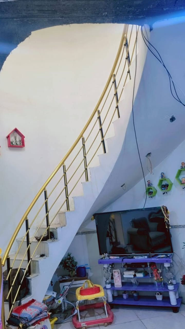 مساحة ٢٠٠ متر 
طابو صرف زراعي نموذج ٢٣ 
اربع غرف طابقين 
السعر ٩٥ وبي مجال 
*********** البصرة, العراق
