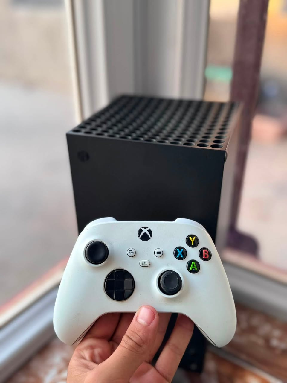 🎮 للبيع: Xbox Series X 🎮
 الموديل: 2021
 الحالة: الجهاز نظيف جداً، فُقط من الداخل للتنظيف فقط وخالي من أي مشاكل نهائياً.
📦 الملحقات:
 الكرتون الأصلي (ملاحظة: الكرتون متضرر قليلاً)
 اليد الأصلية (البلادي)
 كيبل الطاقة و HDMI
🚚 التوصيل والشروط:
 يتوفر توصيل لجميع الأماكن.
 ⚠️ ملاحظة: عند الحجز، يتم أخذ مبلغ بسيط كعربون.
📞 للجادين يرجى مراسلتنا على الواتساب:
***********
