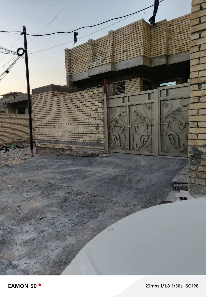 دار للبيع او مراوس مع فرق في  بغداد – حي السفير 🔥  📍 خلف شارع الطاقة، قرب العبيدي، موقع هادئ ومخدوم وقريب من الأسواق والخدمات.  🏡 
مساحة 200 م² ✅ 
بناء جديد 2026 ✅
 4 غرف نوم ✅ 
استقبال كبير 9×4 م ✅ 
صالة معيشة 6×5 م ✅ 
مطبخ واسع 5×3.5 م ✅ 
كراج داخلي 6×4 م ✅
 حديقة 2.5*2.5م ✅ 
3 حمامات (حمام + تواليت)  📑 السند: طابو زراعي (سند 25)  💰 السعر المطلوب: 160 مليون دينار قابل للتفاوض   📞 للاستفسار والمعاينة:***********
