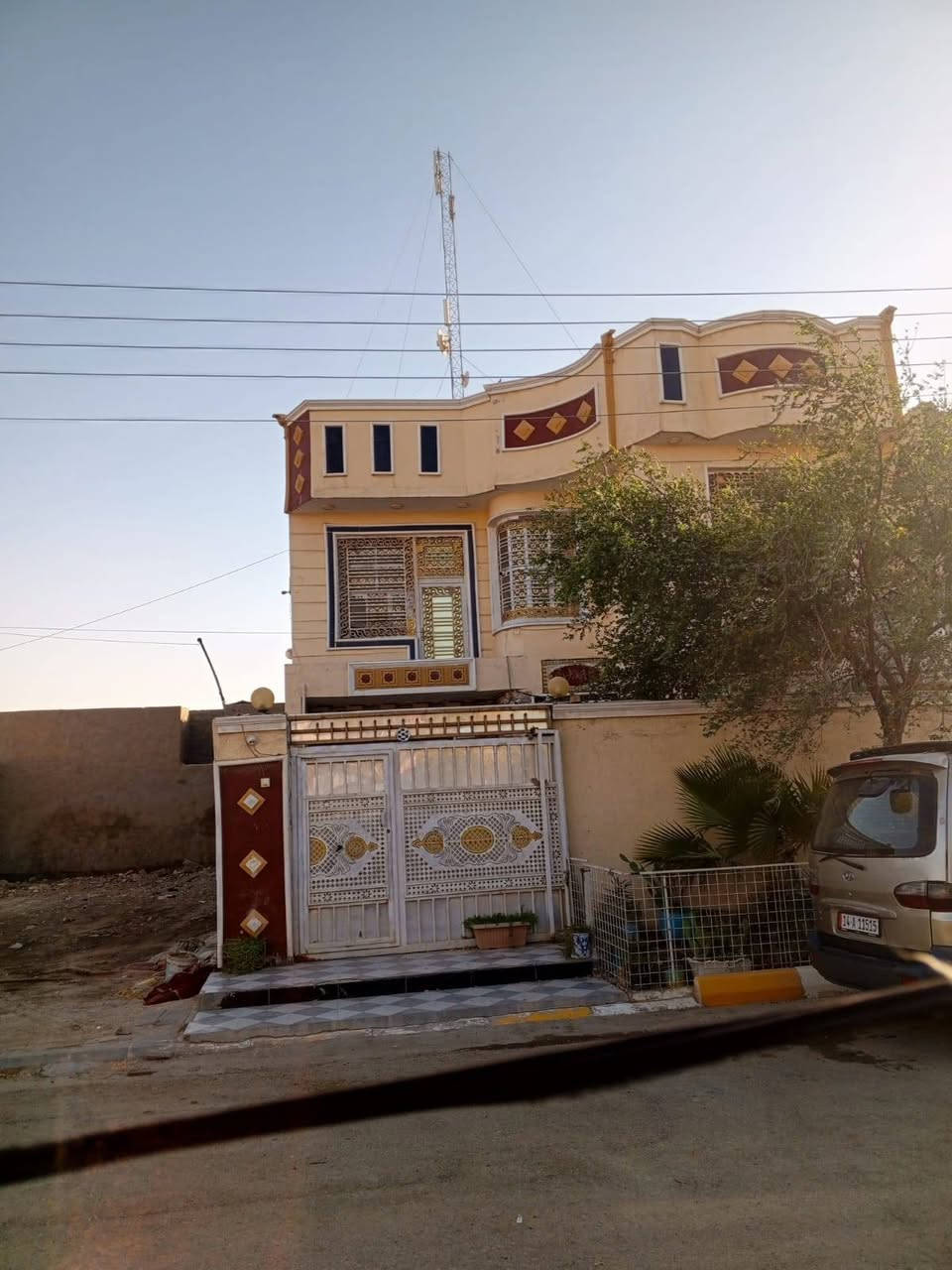 بيت للبيع
مساحه 200 متر

طابقين - بناء حديث

الاول : غرفتين واستقبال وصاله ومطبخ وصحيات

الثاني : 4 غرف ومطبخ وصحيات كونكريت

العنوان : مدينه الصدر - 400 دار. منطقه حي

السلام جديده

الخدمات : تبليط كهرباء مجاري.

للاستفسار الاتصال او التواصل على الهاتف ***********
