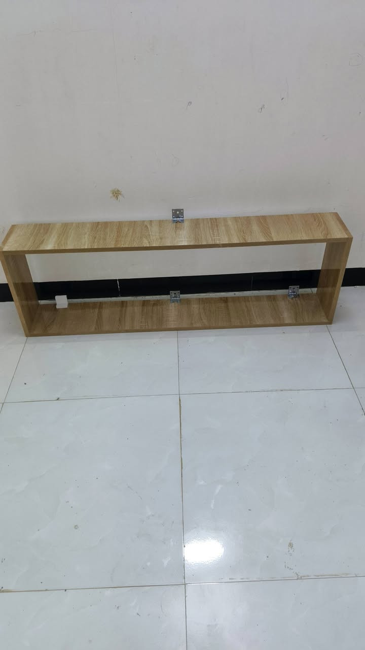 ميز مستعمل • رفوف ٦ قطع • ١م٢٢×٤٠سم