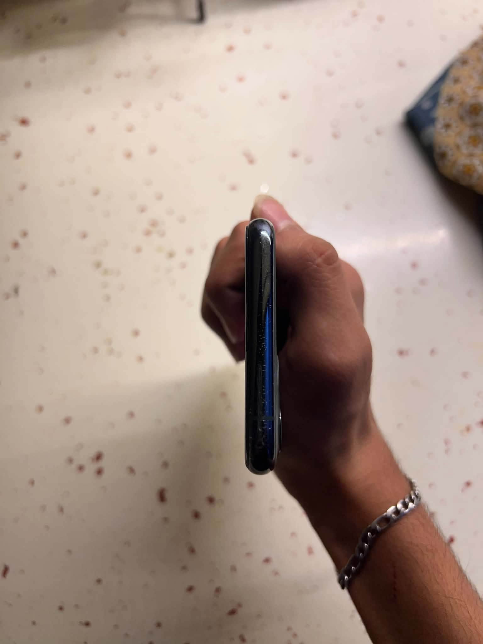 iPhone 11 Pro ذاكره ٦٤ مبدل فقط بطاريه  للمراوس ب١٢ وفوك مكاني بغداد الشعب واتساب ***********
