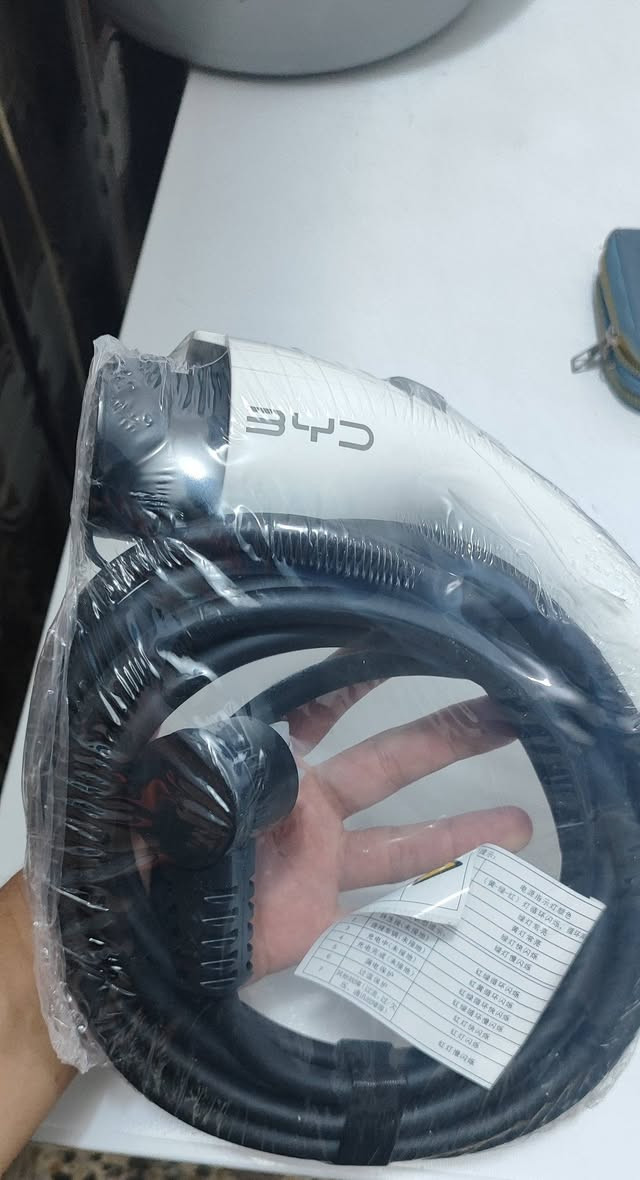 السلام عليكم شاحنه byd الاصلية مال السيارة 
للبيع السعر ٦٥ الف قفل 
مامستخدمه نهائيا 
الاتصال على الرقم ***********
