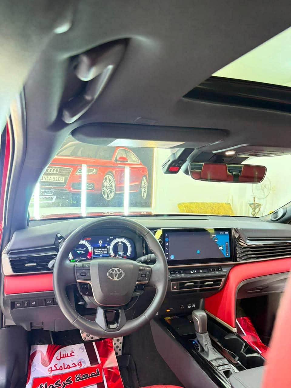 كامري xse 2025
* ⁠* لون أحمر Supersonic Red.
* جنوط رياضية 19 إنش.
* سبويلر خلفي.
* مصابيح LED أمامية وخلفية.
* فتحة سقف بانورامية.
* مرايا كهربائية مع إشارات LED.
* داخلية حمراء Cockpit Red.
* مقاعد جلد رياضية.
* مقعد السائق كهربائي مع ذاكرة.
* مقعد الراكب كهربائي.
* تدفئة وتبريد للمقاعد الأمامية. 
الشاشات والتقنية
* شاشة عدادات رقمية 12.3 إنش.
* شاشة وسطية 12.3 إنش.
* Apple CarPlay و Android Auto لاسلكي.
* شاحن لاسلكي.
* Digital Key (فتح وتشغيل بالجوال حسب التجهيز). 
* نظام JBL Premium Audio.
* 9 سماعات مع ساب ووفر. 
الداتا شو (HUD)
* عرض السرعة والملاحة والتنبيهات على الزجاج الأمامي.
* مقاس 10 إنش. 
* رادار أمامي.
* مثبت سرعة ذكي.
* المحافظة على المسار.
* نقطة عمياء.
* تنبيه حركة المرور الخلفية.
* حساسات أمامية وخلفية.
* كاميرا خلفية. 
* هايبرد 2.5 لتر.
* 225 حصان (دفع أمامي).
* ناقل حركة eCVT.
* صرفية ممتازة تقارب 20 كم/لتر. 

ملاحظة: الـ Dash Cam ليست قياسية في كل سيارات XSE، وغالبًا تكون مضافة من الوكيل 

سعر 270 بي مجال 
رقم ***********
جاملغ صبغ تعديلين بارد صغار
