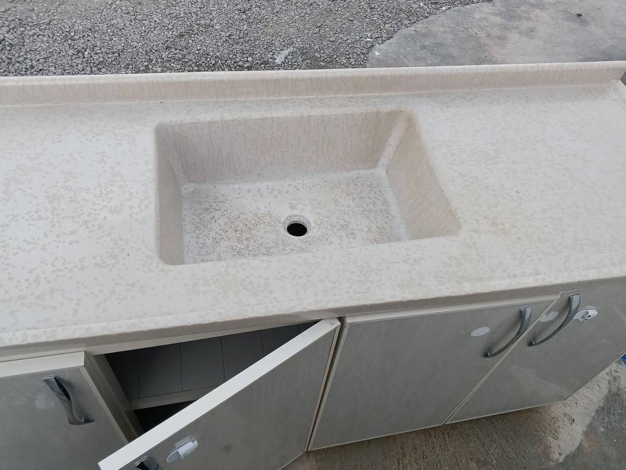 سڵاوتان  لێ بێ خوشک و برایانی عەزیز ئەوکەوانتەرەم هەیە بۆفڕۆشتن زۆر زۆرخاوێنە، بەردەکەی زۆر ئەسڵ وچاکە، کەوانتەرەکە هەتابڵێی خاوێنە دومەترونیوە، مەغسەلەکە مەتروهەشتایە، بۆماڵی خۆم دروستم کردوە و بازاڕی نیە، شوێن ڕانیە
***********
