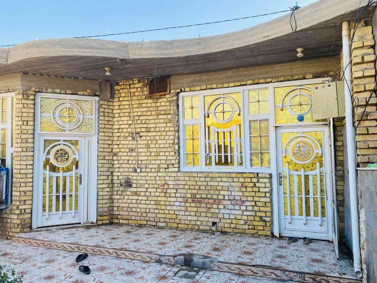 دار للبيع كوت حي الحكيم شارع بيت عطوف قريب ع شارع العماره مساحه 230متر بناء طابوك سكف صب مرقم من قبل قسم بلدي حي الحكيم خدمات ماء كهرباء مدارس مجاري البيت يحتوي على 
غرفتين نوم+صاله+مطبخ+استقبال+مجمع صحيات داخليه وخارجيه +كراج+حديقه سعر البيت 55 وقابل للتفاوض ،البيت بأسمي للاتصال واستفسار ***********
