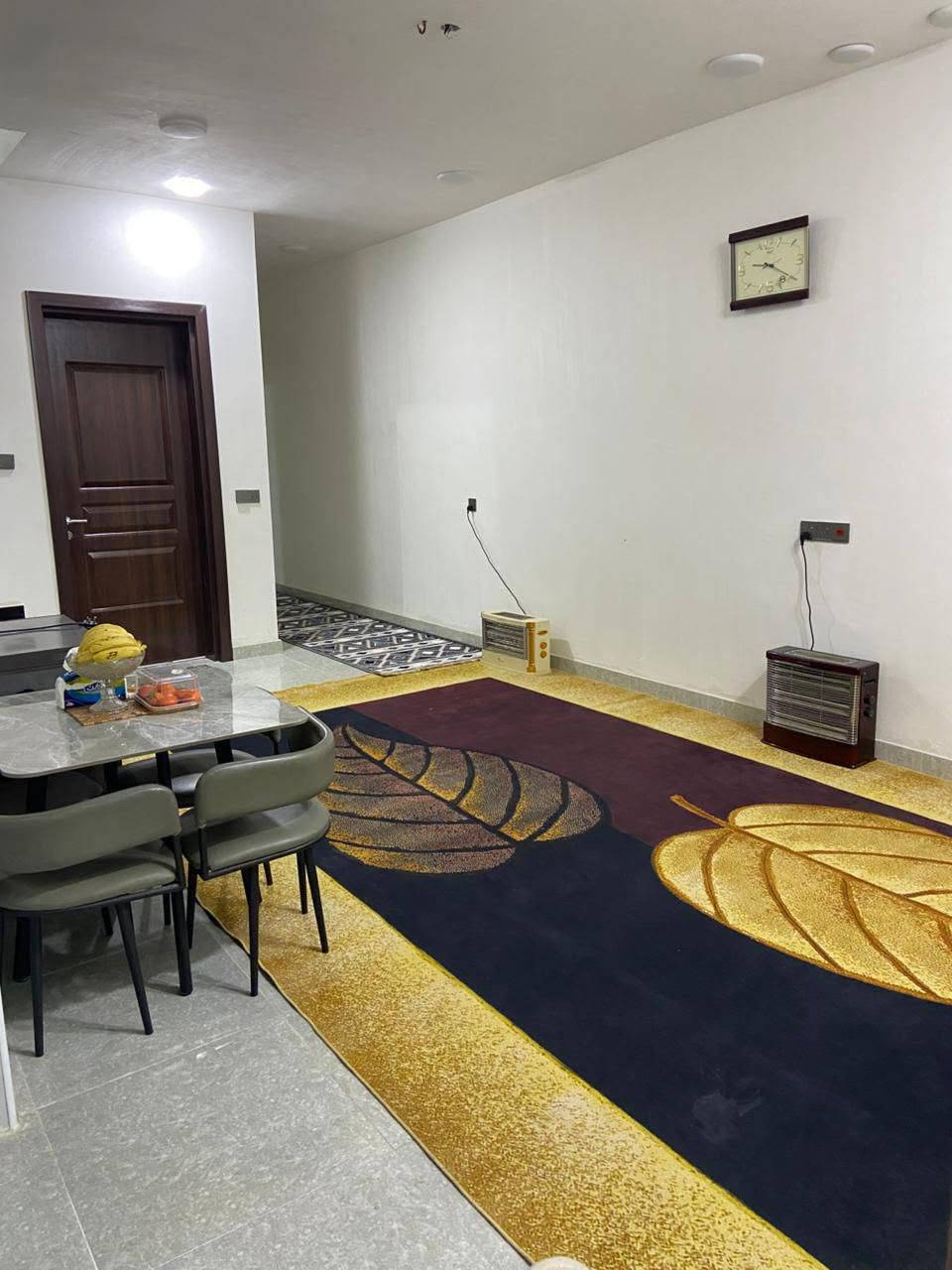 اقره الكليشه زين
سلام وعليكم عندي بيت 186متره وبناء 150  طابق ونص طابق الاول غرفتين نوم حمام2 وتواليت1 وحولي كبير ومطبخ واستقبال وكراج يكفي سياره واحد وحديقه أما طابق الثاني يوجد بلكونه وغرفه بصف البلكونه يرادله ترتيب مثلا كهربائيات وكاشي  موقع الدار الهياكل قرب شارع 60 سنه البناء 2025 سعره 165وبي مجال بسيط رقمي *********** مستعجل عل بيع الله شاهد المفروض يكون. سعره 220او230 بس لين متوازي وصار عندي ضرف سند17 ومعروفه الهياكل كلهه سند17
