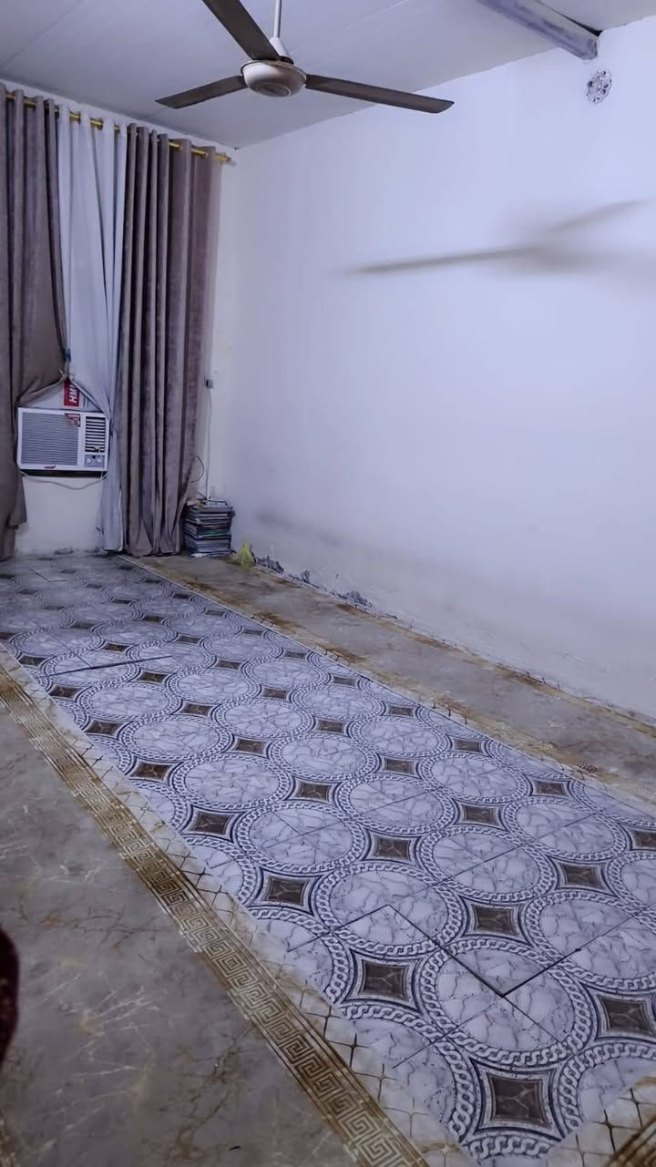 السلام عليكم بيت للبيع المساحه  300 غرفة وصاله واستقبال ومطبخ وغرفه خارجيه السعر 45 حي جواد ***********
