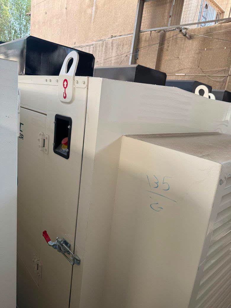 ⚡ مولد بيركنز إنكليزي 135 KVA ⚡
🔹 محرك Perkins إنكليزي أصلي كاتم (جبيلي اخوان)
(قوت عزل 95) 
🔹 القدرة: 135 KVA
🔹 محرك 6 بستم
🔹   موديل المحرك1106
🔹 تبريد ماء مع راديتر عالي الكفاءة
🔹 رأس توليد  Leroy Somer
🔹 لوحة تحكم DSE بريطانية المنشأ
🔹 إمكانية التجهيز بمنظومة ATS تشغيل وإطفاء ذاتي
🔹 نظام حماية ومراقبة للحرارة وضغط الزيت والسرعة
🔹 مناسب للـ منازل، شركات، مصانع، عيادات ومشاريع 
#للأستفسار والحجز 
*********** واتساب 
#العنوان الكرادة ساحة 52مقابل مسبح الأرثو ذوكس 
تتوفر جميع الأحجام 
بيركنز انكليزي 
كمنز أمريكي 
ريكاردو
