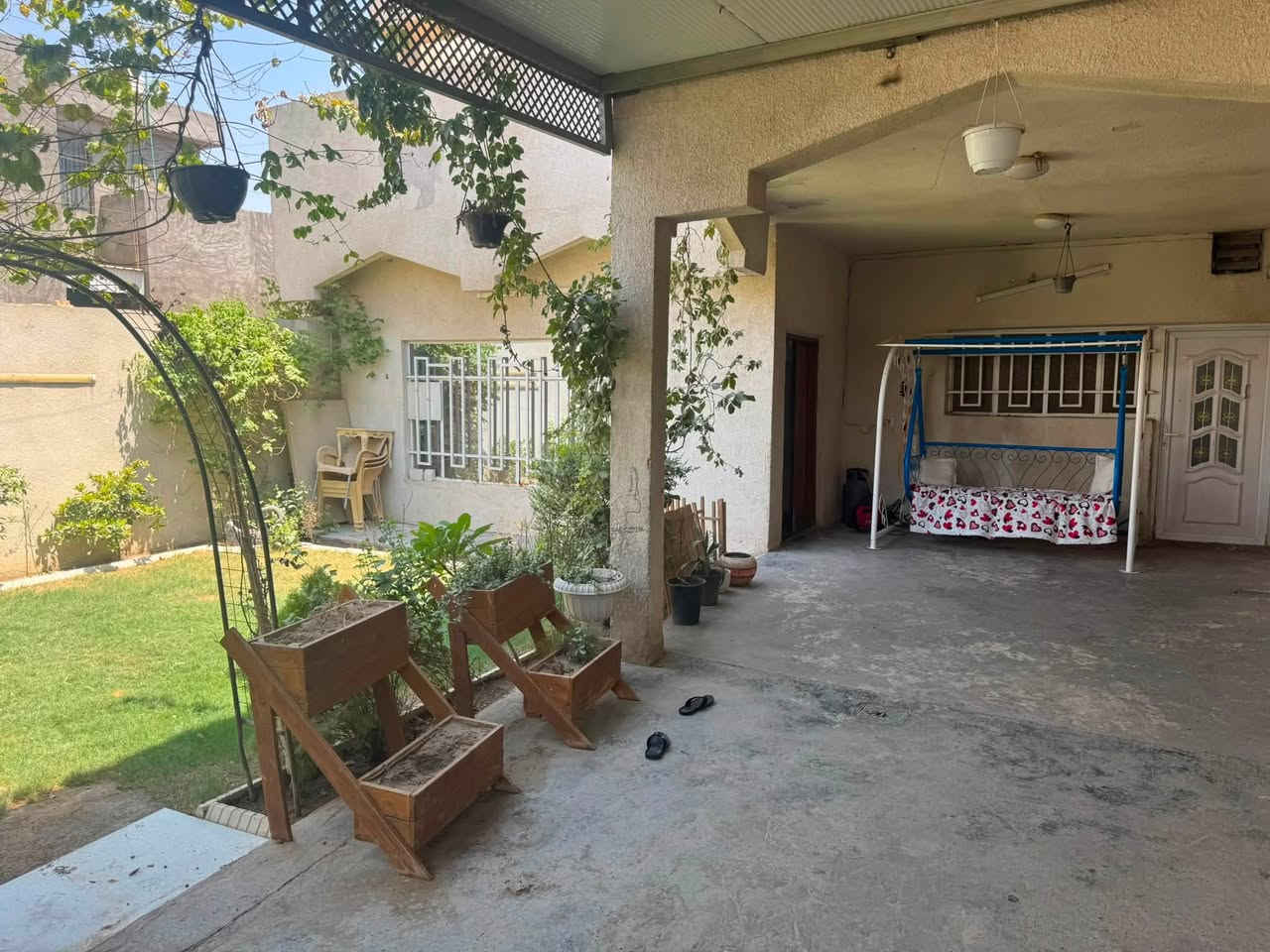 دار للبيع مقابيل اكرم ابو الفلافل المساحه 225 ثلاث غرف نوم وستقبال ومطبخ البيت طابقين التواصل *********** بي وتساب عنوان ابو غريب الشهداء مدخل العويسات قريب على القديم قرب جامع خلفاء الراشدين
