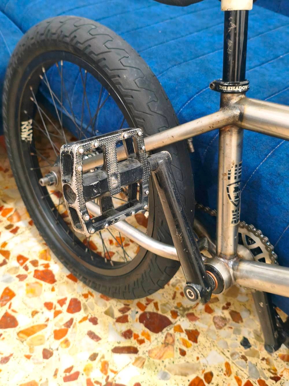 السلام عليكم ⚡ BMX Subrosa XL Custom (براندات أصلية + نظافة وإدامة فول)
تجميع احترافي مخدوم بالكامل حديثاً، مشدود على السن وجاهز للركوب والتدريب مباشرة بدون ما تصرف عليه أي دينار.
🛠️ المواصفات والقطع:
الفريم (Frame): Subrosa Tiro XL (مقاس 21 XL مرغوب ومريح جداً) - مظهر Raw معدن شفاف.
الستم (الرقبة - Stem): Animal احترافي.
المسنن (Sprocket): قياس 25 سن (25T) ألومنيوم مخروط بتقنية CNC عالية الدقة.
الكرنك والدواسات (البيدلات - Crank & Pedals): كرنك محكم مع بدلات ماركة LM.
الإطارات والرّمات (Tires & Rims): طقم Rant قوي.
السرج والقفل (Seat & Clamp): سرج Colony مع قفل Shadow أصلي.
الشوكة (Fork): Subrosa أصلية.
الستيرن (Handlebar): نوعية ممتازة ومريحة  كروم (تم وضعها هنا لأن الماركة غير محددة).

⚙️ خيارات البطيخات (الهبات):
الدراجة متوفرة بسيتين حسب رغبة الشراي:
السيت التوب (Pro FX Freecoaster):
بطيخة خلفية Cinema FX Freecoaster (نظيفة جداً وتمت إدامتها حديثاً) مع أغطية حماية أصلية (Hub Guards).
ضمان معايرة وإمكانية ضبط الـ Slack من ربع فرة إلى نص فرة حسب رغبة اللاعب وأسلوب ركوبه.
بطيخة أمامية Animal (محامل مقفولة Full Sealed Bearings).

السيت الأصلي (Standard Rant):
بطيخة خلفية Rant (بولبرن Sealed) + بطيخة أمامية أصلية (صجم موشمات).

🔄 البيع والمراوس:
💰 السعر: يختلف حسب السيت المطلوب (السعر والتفاصيل على الخاص للجادين والفاهمين بالقطع).

🔁 المراوس: متوفر خيار المراوس بسيت احترافي أو فريم احترافي فئة عالية (High-End) فقط.. نزل عرضك وصورك بالخاص.
📍 المكان: بغداد
📞 للتواصل: [ خاص او وتساب *********** ] تحياتي للجميع.