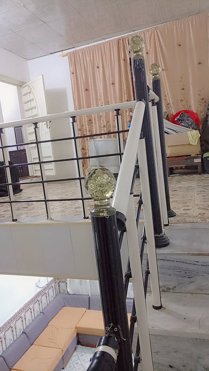 بيت زراعي سند 25 للبيع قاطين القاط الاول استقبال 4×6 وغرفتين 4×5 4×4 وصاله 4×6 ومطبخ 5×4 وصحيات خارجية وداخليه ومناور اثنين وطرمه كبيرة القاط الثاني غرفه 10 متر نضام سويت وصاله كبيرة  والمساحه 200متر

