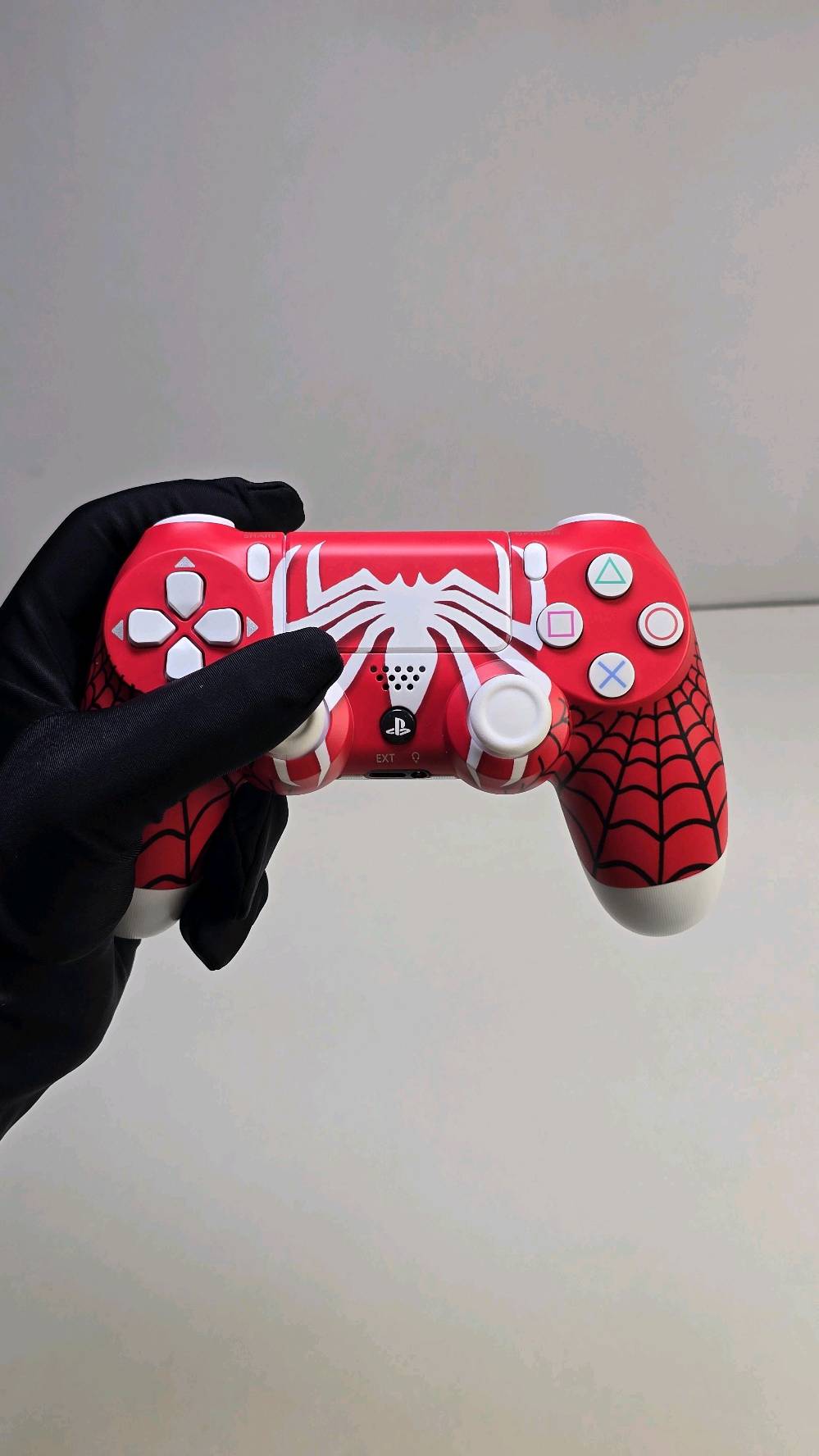 يد تحكم لاسلكية PS4 DualShock 4

استمتع بتجربة لعب مريحة ودقيقة مع يد تحكم DualShock 4 المتوافقة مع جهاز PlayStation 4. تتميز بتصميم مريح، أزرار استجابة سريعة، وعصاتي تحكم تناظريتين تمنحان تحكماً سلساً أثناء اللعب.

المميزات:

اتصال لاسلكي عبر البلوتوث.
لوحة لمس (Touch Pad) مدمجة.
أزرار SHARE و OPTIONS.
مكبر صوت مدمج.
بطارية قابلة لإعادة الشحن.
منفذ Micro USB للشحن.
تصميم مريح للاستخدام لفترات طويلة.
متوافقة مع أجهزة PS4 وبعض أجهزة الكمبيوتر. 

محتويات العلبة:

يد تحكم لاسلكية DualShock 4.
كيبل شحن USB.
علبة المنتج. السعر 25 الف التوصيل 5000 الف التفاصيل في رقم واتساب ***********