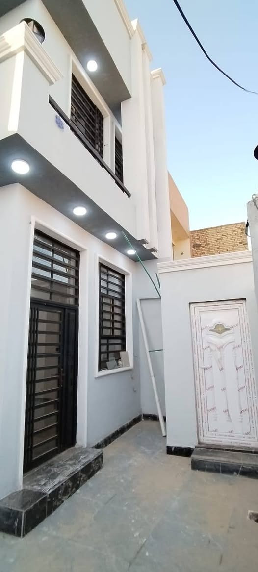 دار للبيع 150مترطبقين جديد حي العسكري منطقت 3000 خلف شارع المضخه قرب شارع الصب
4غرف +2صاله +ستقبال +مطبخ +3حمام+2منور

شاره 8الدار جاهز من كل النواحي *********** .
