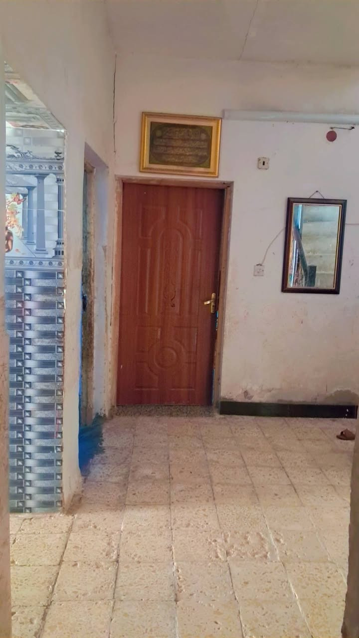للبيع بيت مساحه ٣٥٠ مع حديقه وكراج ويحتوي لبيت على ٣ غرف نوم ستقبال مطبخ صحيات داخليه وخارجيه مع قطعه ارض ٥٠٠ متر ***********
