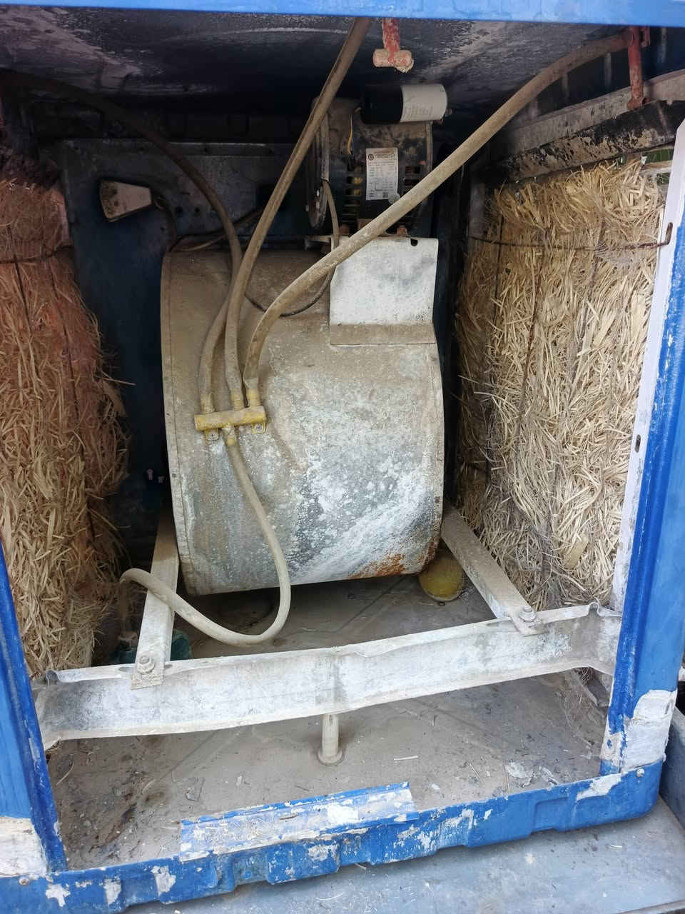مبرده نضيفه مال بيت متروكه. مامحتاجيهه. سعره 60 وبيه مجال.
بيهه ضعف تفره بيدك يلا تشتغل حتمال كنديسر عوزهه 
مكان حي لحكيم.  ***********

***********
