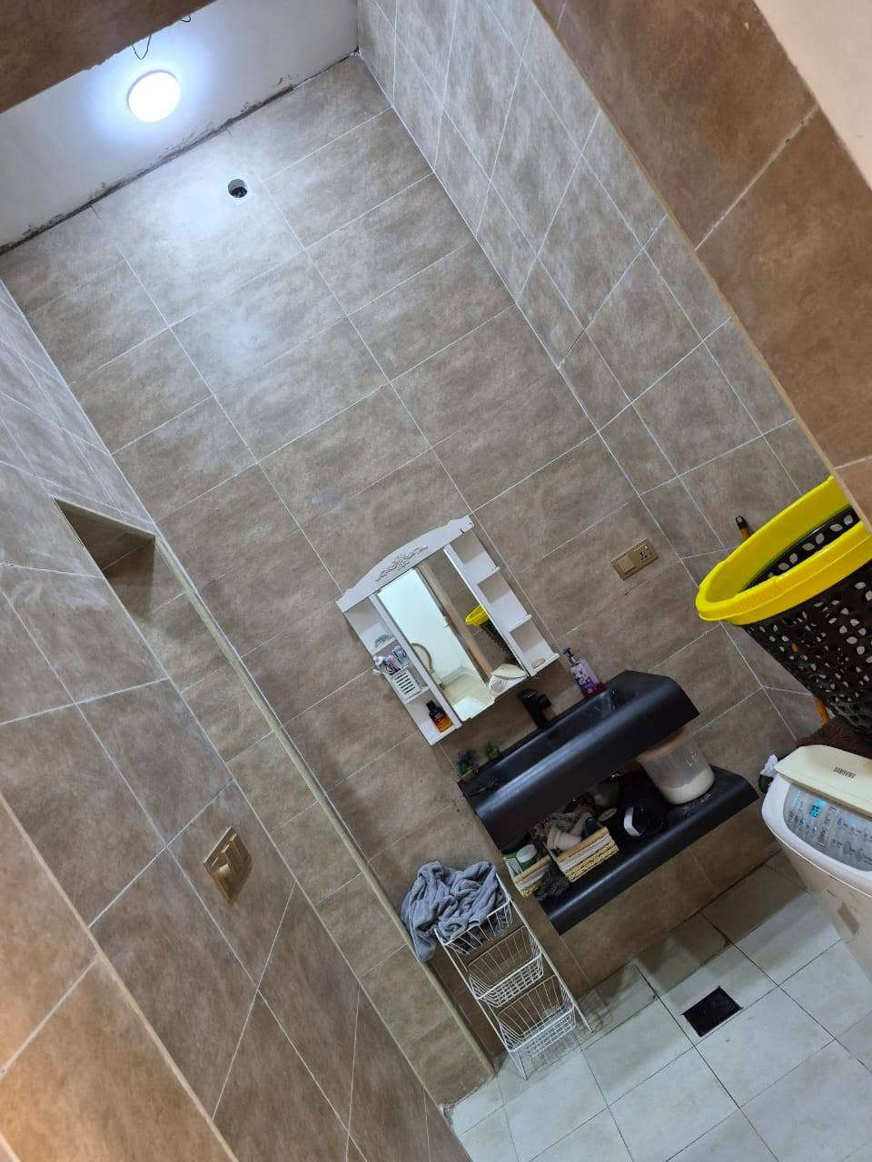🏡 بيت للبيع – مساحة مميزة وتصميم عملي

📐 مساحة الأرض: 227 م²
🏗️ مساحة البناء: 150 م²

🔹 الطابق الأرضي:
• غرفة
• صالة كبيرة
• استقبال
• مطبخ حار + مطبخ بارد
• حمامات
• لوندري
• حديقة داخلية
• منور
• حديقة خارجية
• كراج
• حمام خارجي مشترك

🔹 الطابق الأول:
• غرفتا نوم
• غرفة ماستر
• صالة
• حمامات
• لوندري

🔹 الطابق الثاني:
• غرفة مخزن
• غرفة مقطورات

🛠️ نواقص البيت:
• سيراميك الطابق الأول
• إكمال الحمامات
• محجر الدرج
• لبخ خارجي للبيت
• واجهة البيت
• أبواب الحمامات
• أبواب خشب لغرف الطابق الأول

✨ البيت بمساحة أرض واسعة وتوزيع ممتاز، ومناسب للسكن العائلي، مع إمكانية إكمال التشطيبات حسب الذوق.

الموقع 📍البصره الجزيره مقابل ميناء المعقل 

📞 للاستفسار ***********
