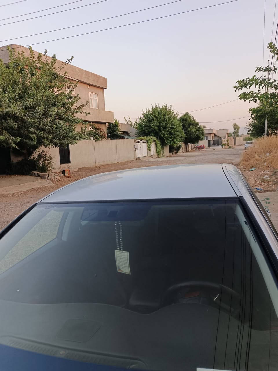 سەرەتا بە ناوی خوای گەور
شاهینە 2005 موس 
بی بۆیاخ ڕسمی سۆنەریم داناوە

جوارتایەو ویلی لۆکی خراوەتە سەر
ڕۆنی گێرو مەکینەی تازە گۆراوە
سەیارەکە سەقفی شوشەییە
بێ دەعمو لێدو 
سەیارەکە کامل مەسروفە 
بە شەرتی گێرو مەکینەو ئەکسل
سعری 62گەڵا مەجال برایانە
ئەگەر مشتەری نیت سەرمان مەیەشێنە

شوێن سەید سادق…..    ***********
