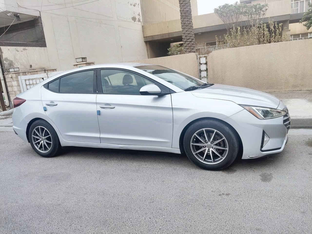 السلام عليكم النترا 2020رقم نكليزي اربيل سياره خير من الله مانقصهة برغي واحد وارد امريكي بيها 3قطع بابين تبدير وجاملق تصليح كير AT رقم صاحب السيارة *********** 125 وبيها مجال
