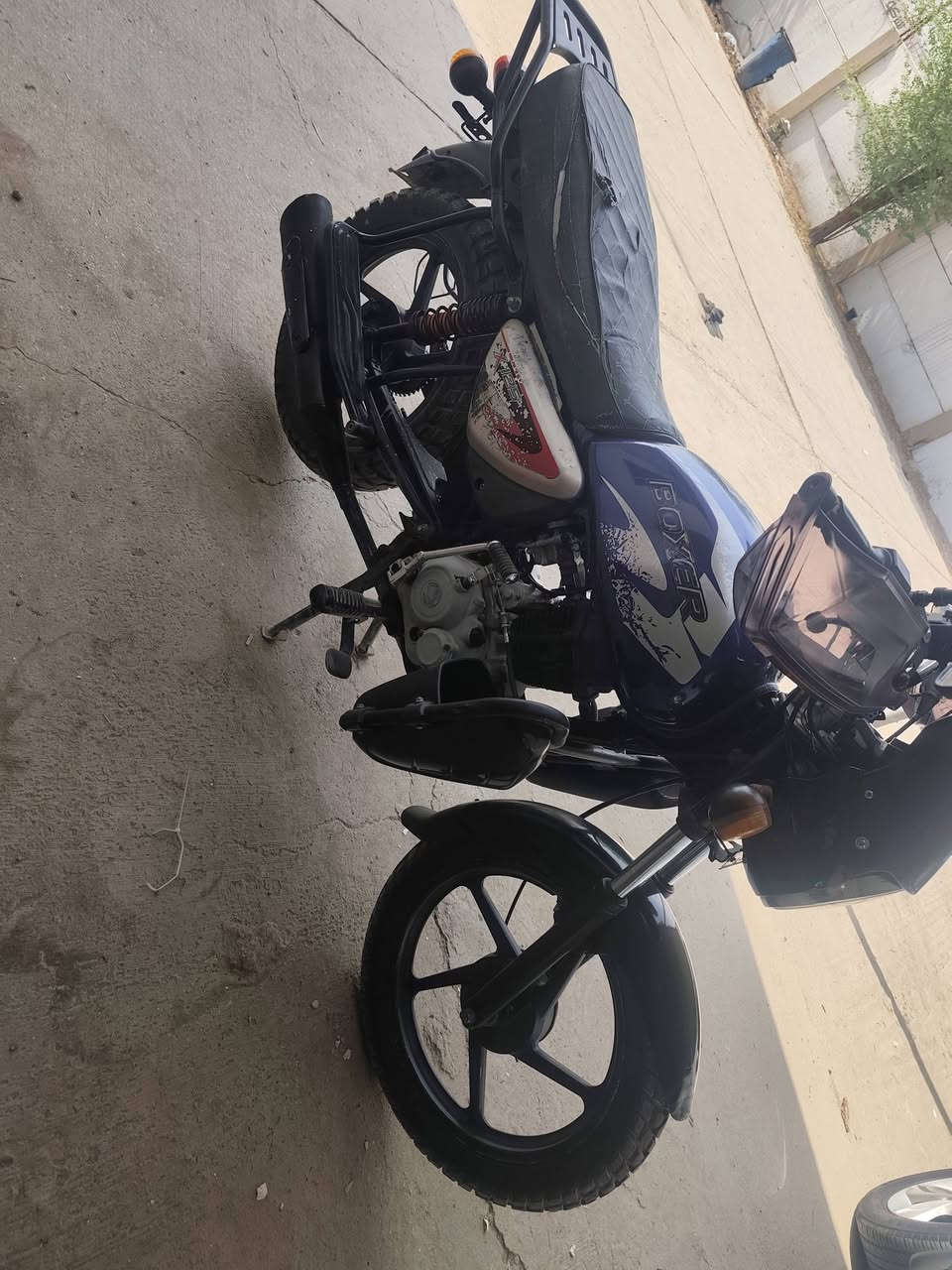 سلام عليكم للبيع بوكسر مال جناي محركهه بلادي ولابرغي مفتوح عل شركه بعده هسه بيهه دخان خفيف دراجه متنسمع خرسه كهربائيات تايرات بريكات لايت زنون دبل شاره كيج بانزين كلهه شغاله تاخذهه مكفوله قانون وسرقه وعشائر سكن بغداد البو عيثه سعر 650 بيه مجال بصيط ***********تصل
