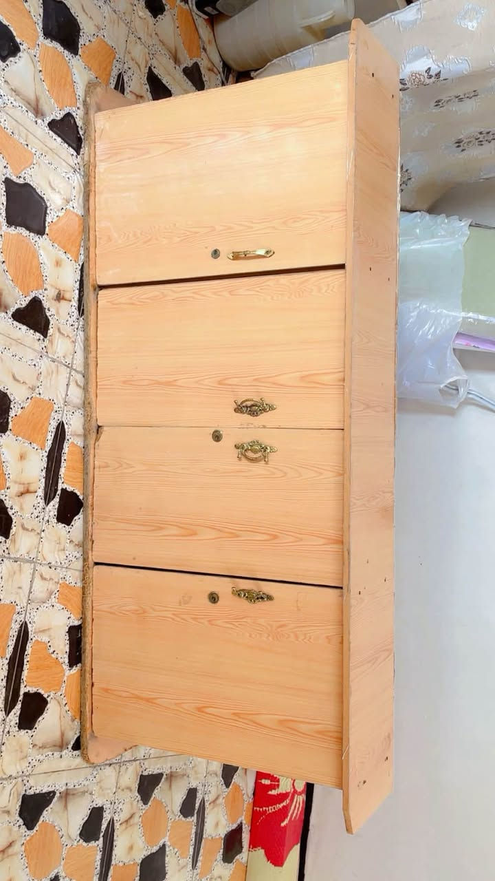 مرحبا 
بوفيه نضيفه
مده طول 5 امتار
حصاير عدد 2. 
طباخ +صونده + منضم 
خلاط 
ست البيت كامله 
راسلني ودزلك سعر والي ما يشتري لا يراسل رجاءاً
