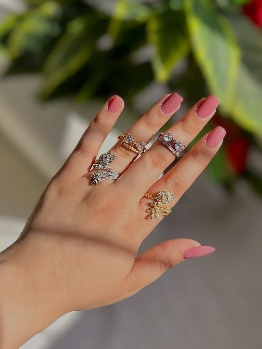 محابس زاركون فري سايز يجننون🥺🎀

نص مكتوب في الصور:
- الجمال يلي تستاهلة أيدج 🏯🥺
- اقلبي للموديلات 🦋👍