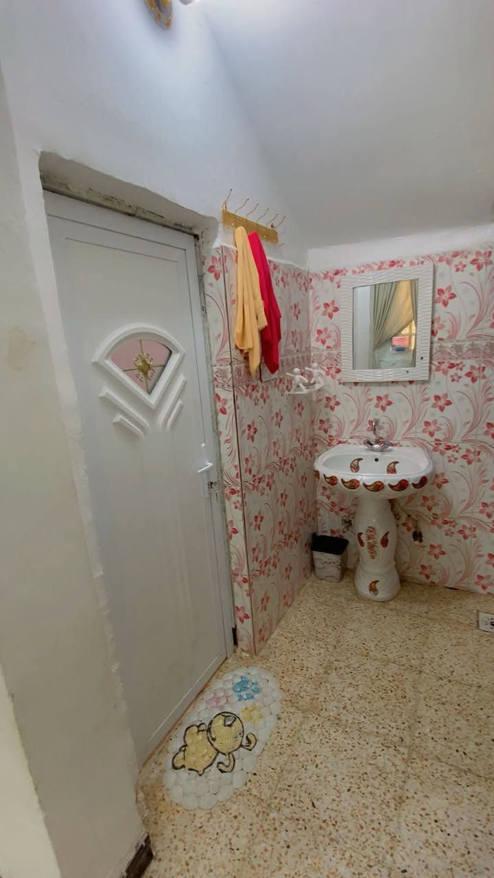 بيت للبيع زراعي شارع المسبح 
ثالث بيت عن الشارع الرئيسي 
بناء طابوق والسقف كونكريت مسلح

المساحه 285 متر

البراني 9 في 4 
المطبخ 7 في 4 
الستقبال 8 في 4 
غرفه 5 في 4 
غرفه 4 في 4 
غرفه 6 في 3 
مجمع صحيات خارجيه 
مجمع صحيات داخلي 
طارمه على طول البيت العرض 
4 متار حته مشتمل يصير بيها
كراج سياره 5 امتار في 6 
حديقه 4 امتار 
الواجهيه 13 متره 
منور ع طول البيت  
يبعد ع شارع العام العام 3 بيوت
اي استفسار تواصل خاص او اتصل 
***********
الي عنده عروض عقارية ويريد بيع سريع وآمن 
يتواصل معنا 📱
